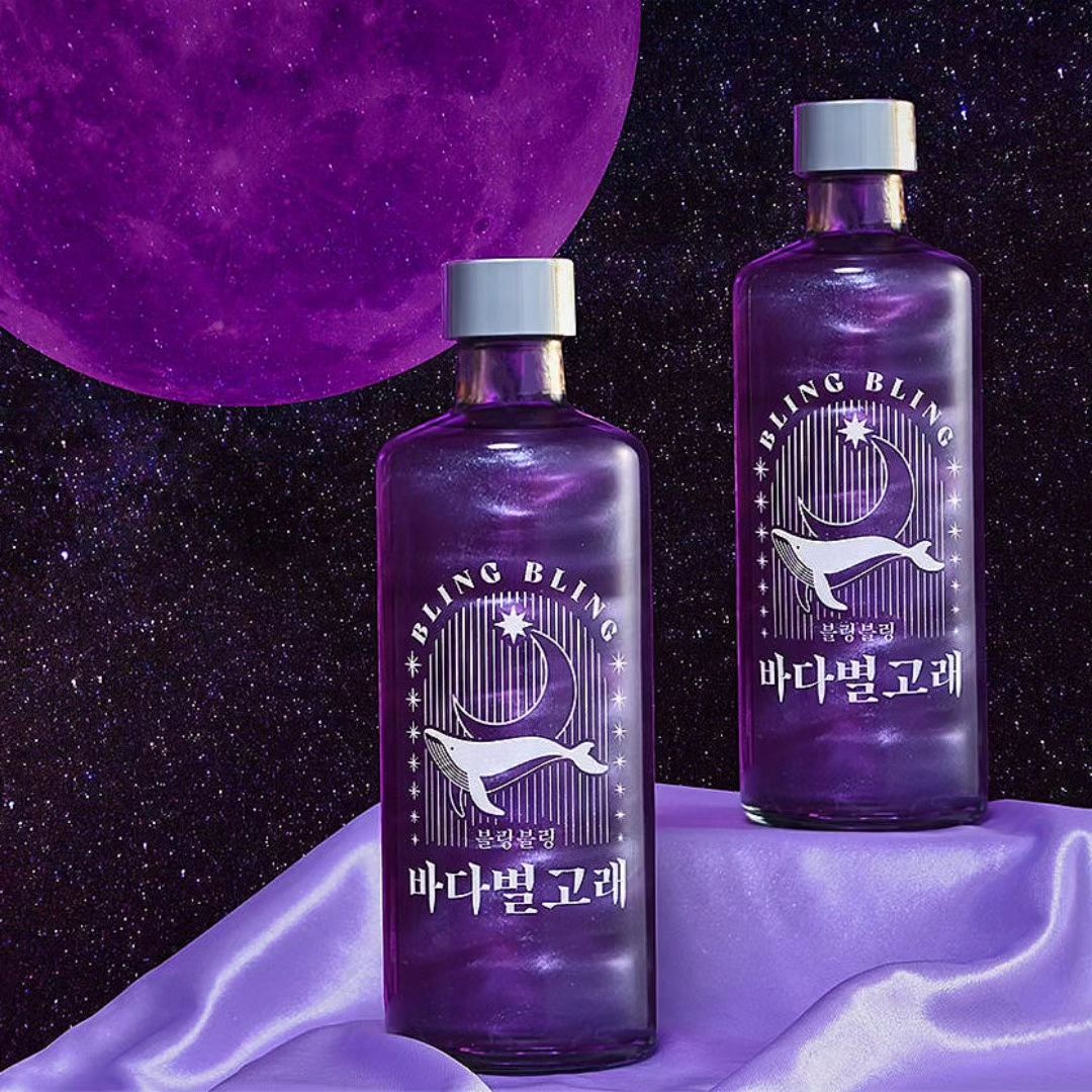 #협찬 #전통주추천 #더술닷컴

기대하고 갈망했던 긴 연휴가 끝나고
어느덧 10월 중순을 향해 달려가고 있어요!
아쉬운 맘 다시 들어가라고 좋은 주제를 들고 왔어요.
며칠 전 더술닷컴(thesoolofficial)에 들어가보니 
고혹적이고 아름다운 전통주들이 많은거 있죠?!
이런 정보는 저만 알기 아깝다구요~
그럼 저만 알기 아까운 전통주 3종! 알려드리겠습니다!😊

 
#영덕주조 #블링블링 바다 별고래🌠
  360ml/15%

이름만큼 블링 블링~ 한 전통주입니다! 
뭔가 영롱하지 않나🌌
은하수를 담은 것 같은 비주얼!
오로라가 떠오르기도 하네요~
술잔에 담으면 신비로운 빛깔에
푹 빠질 수밖에 없을 거 같습니다!
바다 별 고래라는 동물이 실제로 존재한다면,
우아하고 아름다운 곳에서 살고 있지 않을까요?
마치 이 전통주처럼요!


#예술주조 #동짓달기나긴밤
  500ml/16%

쌀과 복분자를 원료로 하여 빚은 전통방식의 약주로,
복분자의 트렌디한 색깔과 고유의 풍미를 그대로 느낄 수 있습니다!
게다가 ‘동짓달 기나긴 밤’ 은 한국 전통 방식으로 만든 전통주로, 
복분자즙을 직접 짜서 1년 이상 숙성 시킨 후 고두밥(찹쌀과 멥쌀)을 
넣고 발효 시켜 빚은 술입니다!
복분자의 단맛과 신맛이 조화롭게 섞여있으며, 서양의 고급
레드와인에 버금갈 정도의 고운 색깔을 자랑하는 전통주!


#제주왕지케 #드랍더비트
 375ml/14%
이름만큼 트렌디한 디자인과 맛으로 요즘 세대들을 
사로잡은 ‘드랍 더 비트’입니다!
붉은 색감과 깔끔한 뒷맛이 매력적인 레드비트 발효주입니다!
입가에 은은히 퍼지는 싸한 기운이 독특한 인상을 남깁니다!
전반적으로 부담이 적은 질감과 고혹적인 술!
발랄한 제품명과 라벨 디자인도 묘한 심상을 전해주는데요.
차갑게 냉장 보관해서 얼음 등을 더해 즐기면 더욱 좋다 합니다~!


전통주라고 하면 옛날 술이라는 느낌이 강했는데
더술닷컴 덕분에 전통주에 관심도 많이 생기고 
무엇보다도 고정관념을 깨는 계기가 된 것 같아요.

더술닷컴 홈페이지나 블로그 들어가보시면 
최신 유행에 맞춘 전통주가 많이 소개되고 있으니
여러분들도 전통주에 많은 관심 가지셨으면 좋겠어요~!
�⌜ 지나친 음주는 뇌졸중, 기억력 손상이나 치매를 유발합니다. 임신 중 음주는 기형아 출생 위 험을  높입니다. ⌟