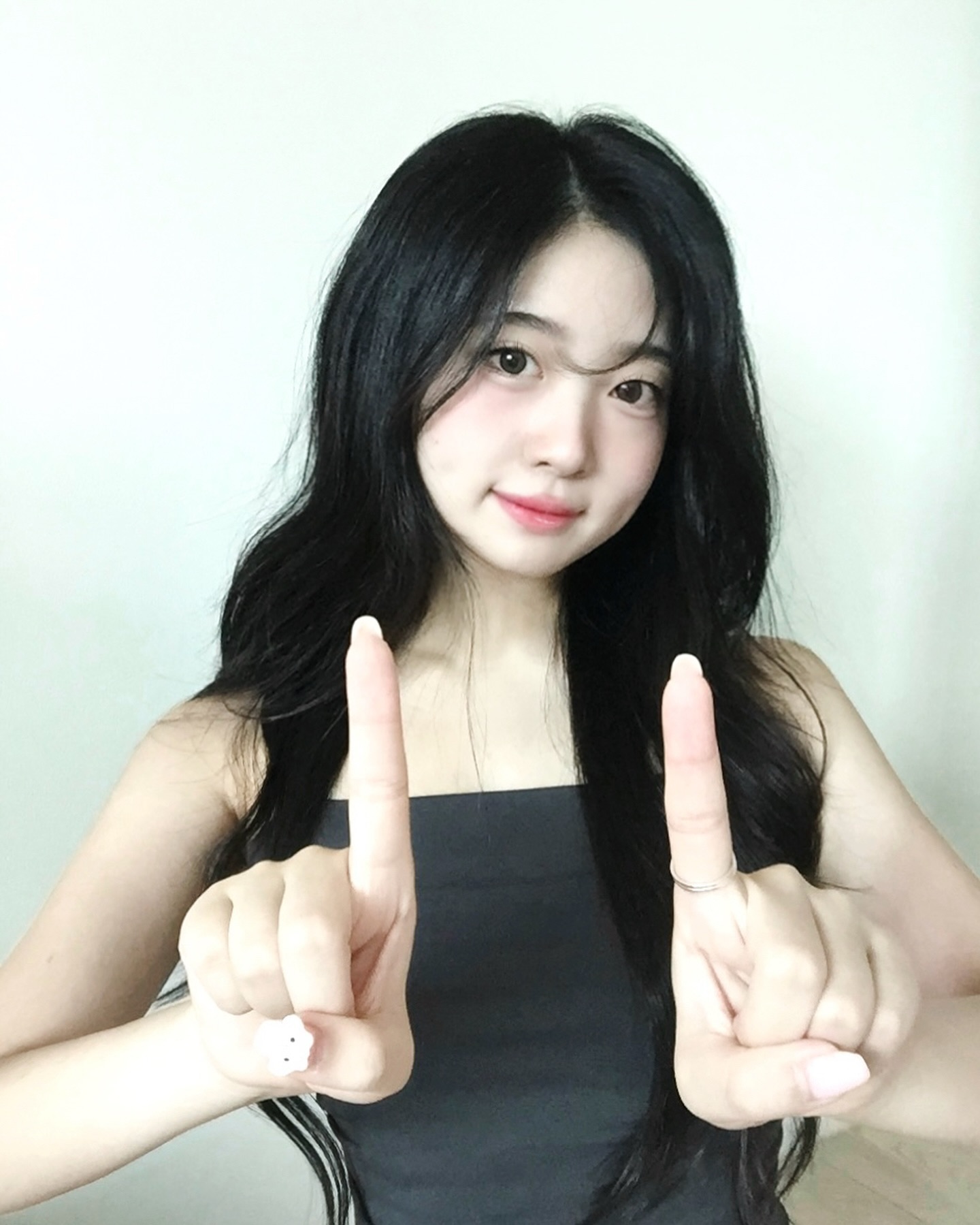 #광고
NGO 활동 독려를 위한 콘텐츠입니다.
 
저번 월드비전자립마을 캠페인 게시물에 이어 스탑링챌린지 소개해드려요.
한 마을이 스스로 살아갈 수 있을 때 후원을 멈추고 다음 마을로
향하는 월드비전의 여정을 일시정지 버튼으로 나타낸 것이 바로 스탑링이에요!
 
본 챌린지는 자립마을 캠페인의 의미를 형상화한 시그니처 포즈로 1건 당 1만원의 후원금이 누적되는데요. 저는 스탑링을 착용하고 인증샷을 찍었지만 반지가 없어도 인증샷 참여가 가능하다고 해요 ! 🧡 인증샷 1장으로 기부를 할 수 있는 취지... 너무 좋잖아요 ?🥹
 
본 챌린지는 최혜선, 옥상달빛, 소수빈, 윤지영님 등 다양한 셀럽분들도
동참하셨다고 해요 ! 
 
🧡 참여 방법 : 해시태그 #스탑링챌린지 #스탑링 #월드비전자립마을, 월드비전 공식 인스타그램 태그와 함께 게시물, 스토리, 릴스 어디에나 가능 !
(스탑링 반지와 함께 한다면 당첨 확률 UP! 🤭) 스탑링 챌린지 같이하자 o__xzzi 
 
스탑링챌린지에 대한 더 자세한 내용은 월드비전 공식 인스타(worldvisionkorea)를 통해 확인할 수 있어요 !🧡
 
 
#후원을멈추는스탑링 #월드비전 #월드비전스탑링 #챌린지 #후원챌린지 #챌린지이벤트 #후원을멈추는후원 #월드비전후원 #후원반지 #후원 #후원캠페인 #선한영향력 #함께해요 #옥상달빛 #소수빈
