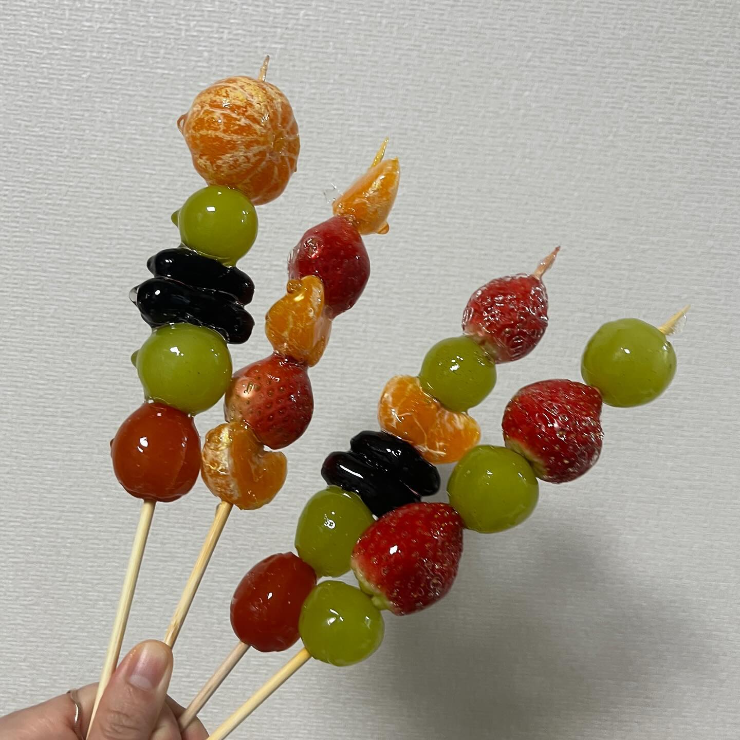 #첫줄#협찬#제공
.
.
신선한 과일로 다양한 탕후루를 맛볼 수 있는
대단한탕후루대구봉덕점에 방문했어요
.
.
신선한 과일과 알록달록한 탕후루로
눈으로 먼저 먹고
달달구리한 탕후루를 입으로 먹으니
당충전 그자체입니다.
.
.
대단한 탕후루에는 이벤트중인데요
그건 바로 탕후루 챌린지!!
.
인스타그램,틱톡,유튜브에
업로드 하면 탕후루를 공짜로 드실 수 있어요~~
.
.
<참여방법>
1.대단한 탕후루를 먹는다.
2.인스타,유튜브,틱톡에 업로드한다.
3.#대단한탕후루#대단한탕후루챌린지#대단한탕후루송#탕후루맛집#탕후루 를 태그한다
4.기프티콘을 받고 맛있게 먹는다!!!
-————————————
당첨자 발표
매주 월요일 추첨을 통해 100분께 대단한 탕후루
기프티콘을 드린다고 합니다.
*대단한탕후루송과 함께 올리면 당첨확률이
더 높아져요~!!
.
.
대단한 탕후루 먹고 이벤트 참여해보세요~
https://youtube.com/shorts/qxLvtOnlWwY?si=P3TpD-NMUzNmpXDP“

#대단한탕후루대구봉덕점#봉덕동탕후루#봉덕동카페#봉덕동디저트#봉덕동맛집#대단한탕후루#소자본창업#탕후루창업#탕후루프랜차이즈#탕후루체인점#대단한탕후루창업#커피창업#소자본커피창업#커피프랜차이즈#탕후루#탕후루맛집#탕후루가게#탕후루가게창업#탕후루만드는법#탕후루창업비용