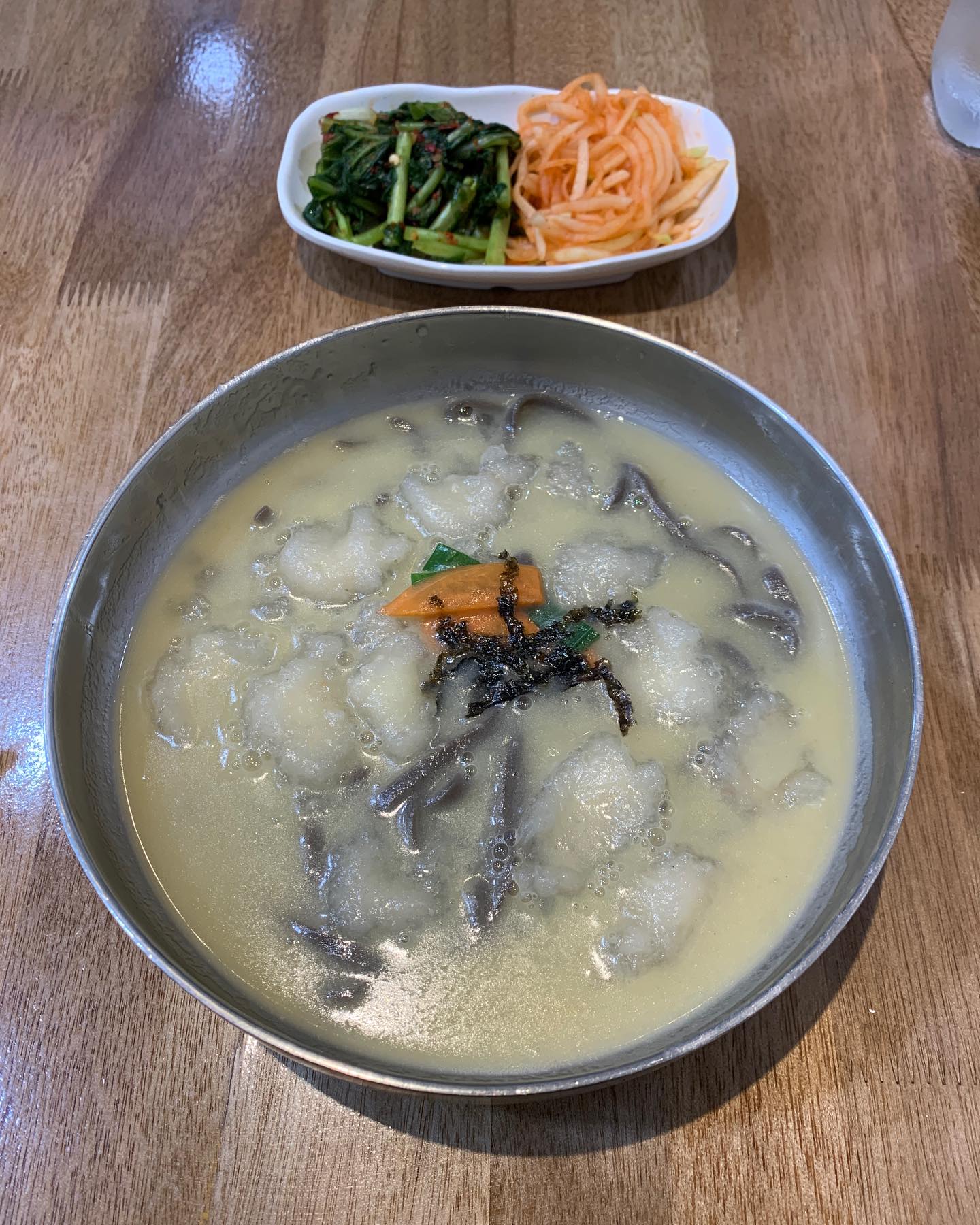 마지막 사진이 이상한 이유는,, 먹는게 우선이라 사진은 정말 기록만 남긴,,, 🐖

📍#봉평옹심이메밀칼국수 #공덕
🍽️ #옹심이 #옹심이메밀칼국수 #비빔막국수

여긴 무조건 ⭐️옹심이⭐️입니다
이제 점심은 물론,, 저녁 시간까지 웨이팅 행렬이 이어지네요,,

너무 자주 가서 올리기도 민망해서 모아모아 올립니다,,