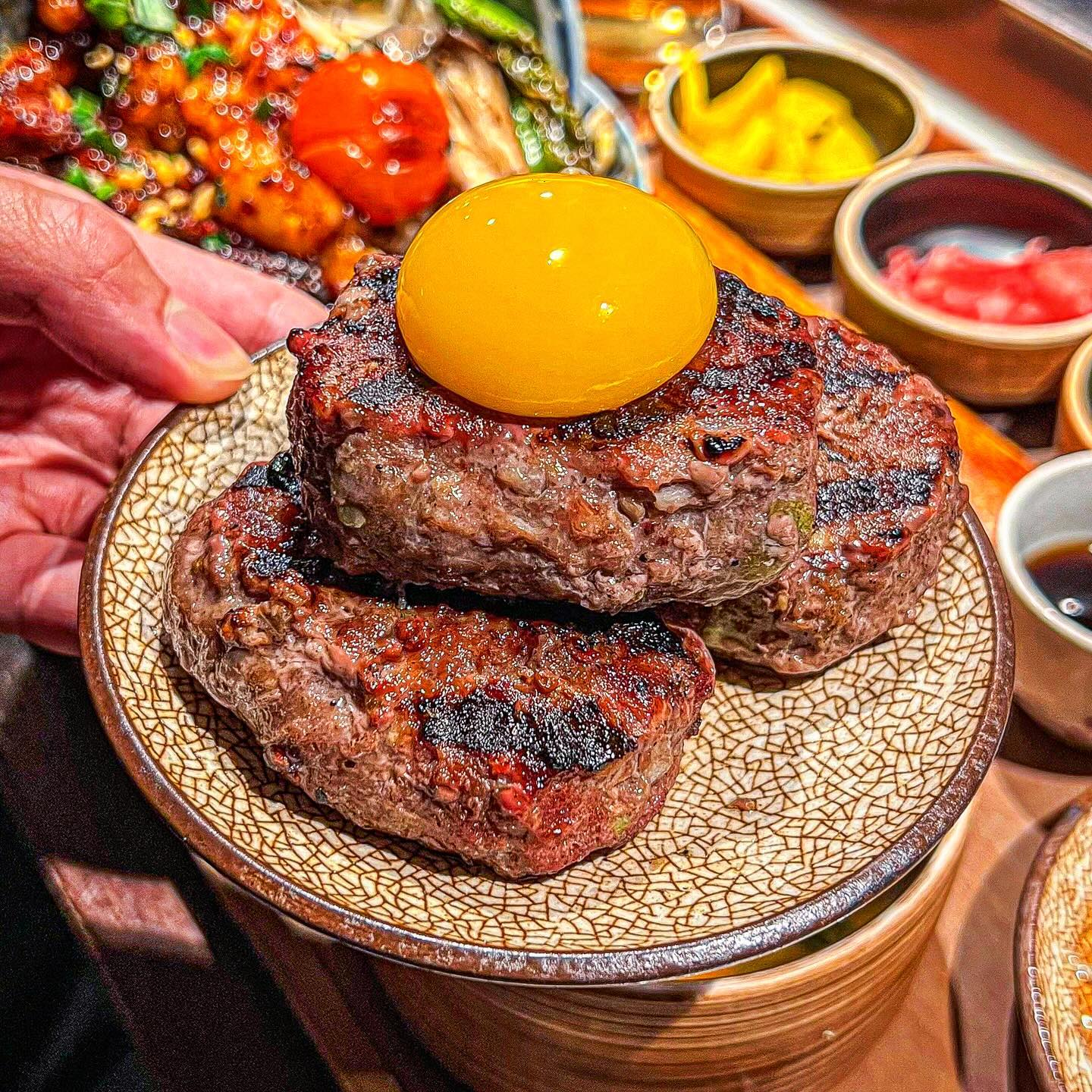 <육즙팡팡터지는 미친 떡갈비다.. >🍖
📍#홍대맛집 #우아하게 협찬

홍대입구역에서 육즙 미친 숯불 떡갈비 먹고왔어요♨️
1번출구에서 가깝고 사람 붐비지 않는 길목에 있어요!

매장 가운데서 직접 직화로 구워주시는 떡갈비, 그릴드
요리들을 구경할 수 있어서 음식 기다리는 동안 눈호강
장난 아니에요!! 직접 구워서 앞에 하나씩 주셔서 계속
따듯하게 먹을 수 있고 와사비, 할라피뇨, 마늘소스 등
소스 종류도 다양해서 질리지 않고 계속 먹을수있어요!
날계란 따로 주문해서 노른자 터트려 먹으니까 존맛❤️

[한우대창덮밥]도 미친맛이니까 대창러버들 꼭 드세요
매콤달달한 소스에 오동통 대창이랑 고기가 가득 !!🥹❤️
숙주랑 같이 슥슥 비벼먹으면 이렇게 맛있을수 없어요ㅠ
여기에 맥주 한잔씩 하니까 하루 피로가 싸악 녹아요 !

인테리어도 감성적이어서 밥집으로도, 데이트 코스로도
너무 좋을 것 같아요!! 웨이팅이 거의 있으니 캐치테이블
예약 후 방문하는거 추천드려요 하이볼 종류도 많으니까
(심지어 와인잔에 나오던데요?) 꼭 같이 먹어보기 !! 🥰

#리뷰노트 #홍대데이트코스 #홍대밥집 #홍대입구역맛집 #홍대입구역맛집추천 #홍대혼밥 #홍대소개팅 #홍대밥집추천 #홍대점심 #홍대데이트추천 #서울신상맛집 #홍대하이볼맛집 #대창덮밥맛집 #대창덮밥 #홍대입구역데이트