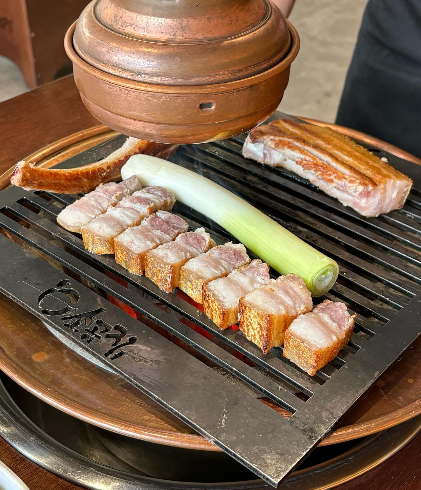 10가지 시즈닝과 함께 즐기는 갈비삼겹 맛집🐷🔥

📍소곰집 오산시청점
🏬경기 오산시 운암로 33 한미프라자 1층 104호 
⏰평일 16:00-24:00, 주말 14:00-24:00
📞0507-1354-1399

- 갈비삼겹 (16,000)
- 통목살 (15,000)

소곰집 시그니처인 갈비삼겹은 비계랑 살코기 비율이 적당해서 느끼하지 않고 진짜 맛있었어요! 뼈 무게 제외 180g 제공되고 2인 이상 주문 가능해요. 통목살도 고기가 질기지 않고 육즙 팡팡..☺️

겉절이, 궁채 장아찌 등 함께 먹을 밑반찬 종류가 다양해서 질리지 않고 계속 먹게 되더라구요🙈 그리고 시즈닝 종류가 무려 10가지나 되어서 이것 저것 찍어먹는 재미도 쏠쏠했습니다!

오산시청 바로 앞에 위치하고 있는데 회식으로 많이 오실 것 같아요! 그만큼 맛집이라는 뜻,,🫢 고기도 직접 구워주셔서 편하게 즐길 수 있었어요. 재방문 하고싶은 고기 맛집 소곰집🥩🩷
 
 
 
#오산역맛집 #소곰집오산시청점 #오산동맛집 #오산맛집 #오산고기집 #오산역고기집 #오산고기 #오산고깃집 #통목살 #갈비삼겹 #돼지갈비 #돼지갈비맛집 #갈비맛집 #돼지고기 #돼지고기맛집 #삼겹살 #삼겹살맛집 #고기맛집 #고깃집 #고깃집추천