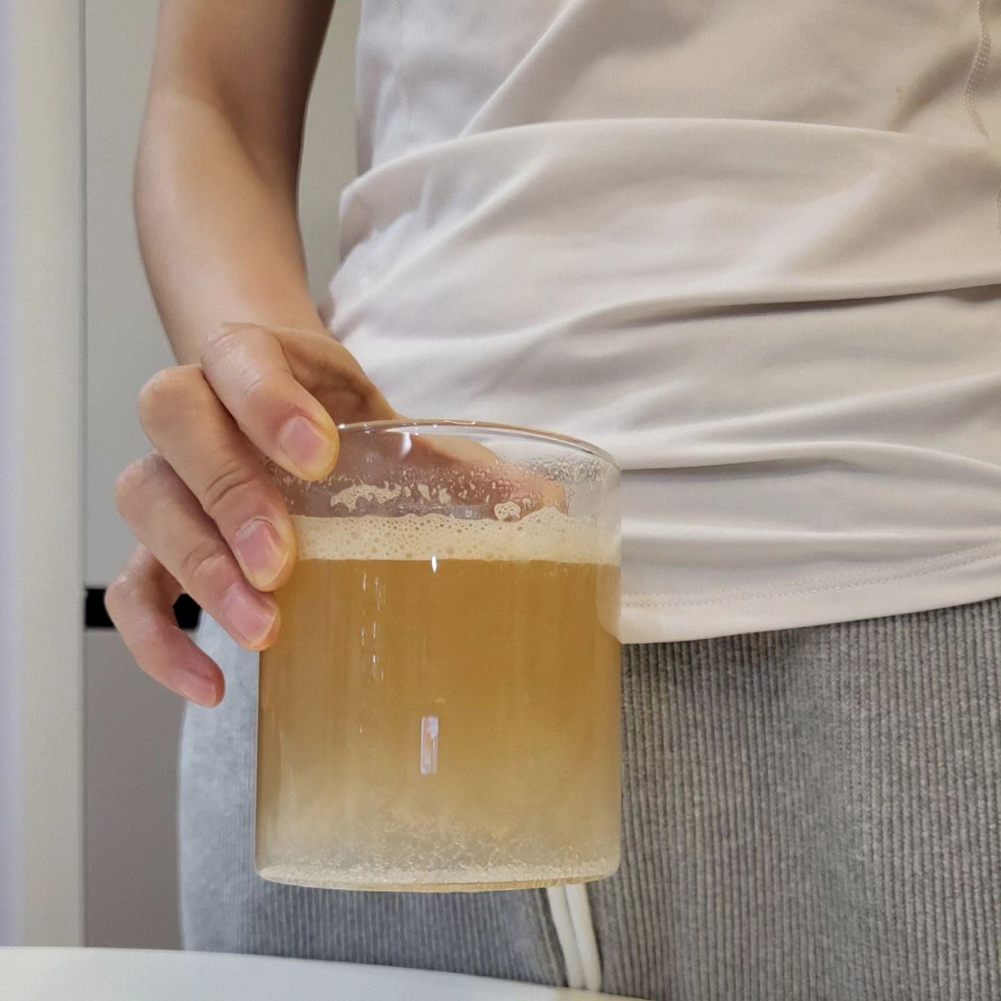 콤부차는 스코비 발효 과정에서 자연 탄산이 만들어져 탄산 음료 대신 즐겨마시기 좋은 음료예요! 저도 #콤부차 🍋💛 커피, 탄산음료 대체제로 마시기 시작해서 이제는 없으면 안되는 것 중에 하나가 되었답니당

제가 마시고 있늨 아다모 콜라겐 레몬 콤부차는 설탕 대신 에리스리톨을 사용하여 당 걱정 없이 드실 수 있고, 저칼로리에 맛도 있어서 한번 빠지면 못헤어 나올거예요🥹

콜라겐도 함유되어 피부탄력도 같이 챙길 수 있는 아다모 콜라겐 레몬 콤부차로, 간편한 자기관리 시작해보세요〃´𓎟`〃

아다모 콜라겐 콤부차
· 한포당 용량 : 10g(총 20개입)
· 한박스 가격 : 11,000원
· 칼로리 : 35kcal

🌐https://smartstore.naver.com/nethis/products/8758758575

🔎PC버전에서 복사해서 들어가거나 녹색창에 [아다모 콤부차] 검색해보세요!

#광고 #아다모 #콤부차다이어트 #콤부차효능 #커피끊기 #카페인줄이기 #필라테스운동 #헬스하는여자 #콤부차추천 #스코비 #다이어터