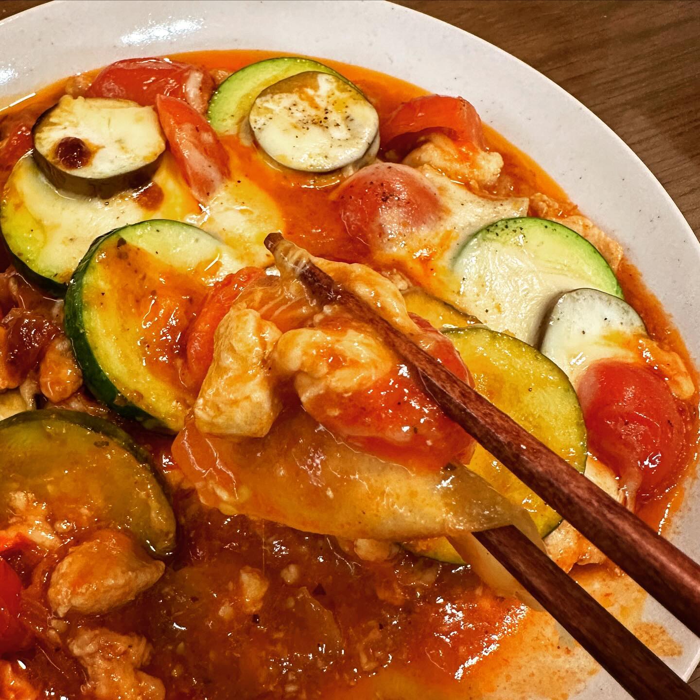 스트레스 받을땐 맛있는거 먹어야해요🍅

소중한 나의 삶의 질을 높이기 위해 
시도해본 요리!! 🤤 존맛..👍🏻
스트레스를 먹을걸로 푸는 또나🙋🏻‍♀️

이왕 먹을거면 쉽고 간편한 <라따뚜이>를
만들어보시는건 어떠세요? 
요린이인 저도 만들었다구요오✌🏻ㅋㅋㅋ
고급진 맛에 감탄이 절로 ㅎㅎ

2024년에는 뭐든지 시도해 봅시다🔥🔥
.
.
.
#아망초 #또나 #요린이 
#라따뚜이 #첫시도 #성공적