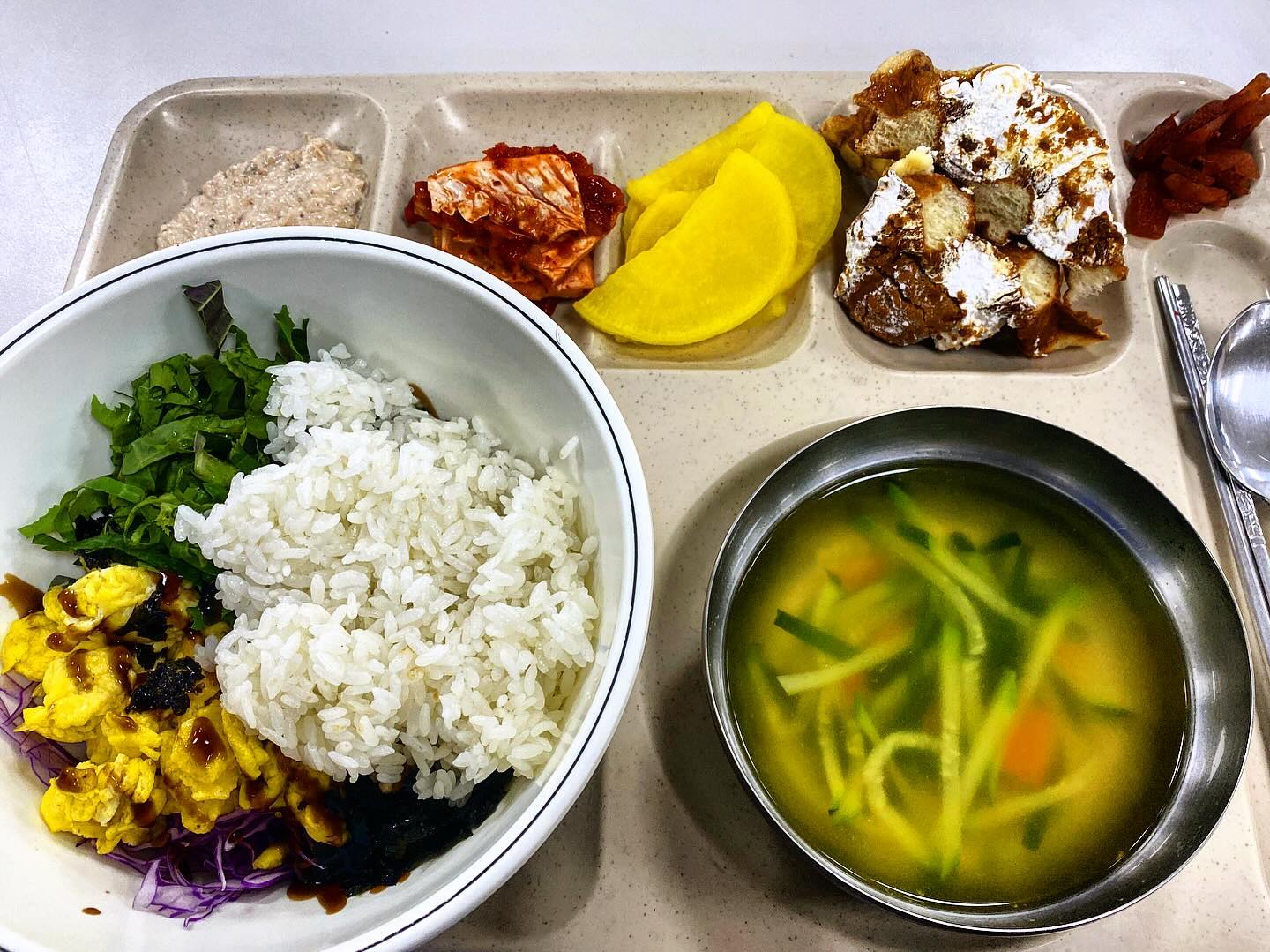 📌오늘의 구내식당 메뉴

✔️참치마요덮밥
✔️포기김치
✔️오복지무침
✔️단무지
✔️와플모음
✔️야채국
✔️흰 쌀밥

📌 Today’s cafeteria menu

✔️ Tuna Mayo Rice Bowl
✔️ Kimchi
✔️ Seasoned pickled radish
✔️ Pickled radish
✔️ a collection of waffles
✔️ Vegetable Soup
✔️ White rice

#오늘의점심 #오늘의메뉴 #회사스타그램 #구내식당 #구내식당그램 #회사식당 #급식스타그램 #급식 #먹방스타크램#korearestaurant #koreafood #koreatrip #飲食日記 #今天吃什麼 #먹스타맞팔 #먹부림 #먹팔 #먹스타그램맞팔 #muk