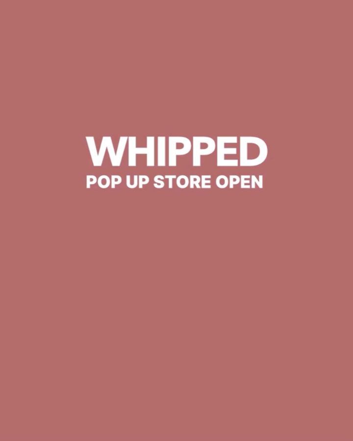 #휩드

비건 클렌징으로 유명한
휩드(whipped._official)가
팝업스토어를 열 예정이에요

'나만의 휩드 만들기' 프로그램 (유료/사전예약)
카카오 선물하기에서 휩드 GiftX 상품을 구매하면
동반 1인까지 프라이빗 클래스 예약 가능

이벤트 존 (무료/현장 대기) 
제품 퀴즈를 맞히고 직접 팩 클렌저를 짜서
미니 공병에 담아갈 수 있어요
미션 완료 후 럭키드로우로 
최대 10만원 상당 경품까지 뽑기 가능

@@ 같이 휩드 체험하러 갈 사람 태그하세요 @@

🟡 휩드(WHIPPED) 성수 팝업
🟡 성수, 휩드 팝업스토어
(서울시 성동구 연무장길 14)
🟡 11:00 - 20:00
🟡 12월 12일(화) ~ 1월 2일(화)까지
🟡 유료 프로그램(GiftX) 이용 시 리뷰 이벤트까지 참여하면
현장에서 동반 1인까지 7만원 상당의 선물 무료증정
(극세사 세안밴드+케이크 상자 포장+무화버터 2종 튜브+버터 파우치+애드벌룬)

@@ 같이 휩드 체험하러 갈 사람 태그하세요 @@

이미지 출처: 휩드 공식 계정(whipped._official)

#맛있더맛있 #얼리민 #맛있더맛있_팝업스토어 #팝업스토어 #팝업스토어소식 #서울데이트 #서울핫플레이스 #서울핫플 #팝업추천 #사전예약 #휩드팝업 #팩클렌저 #배스밤 #비건뷰티 #whipped #카카오선물하기 #성수역 #성수팝업 #성수팝업스토어
