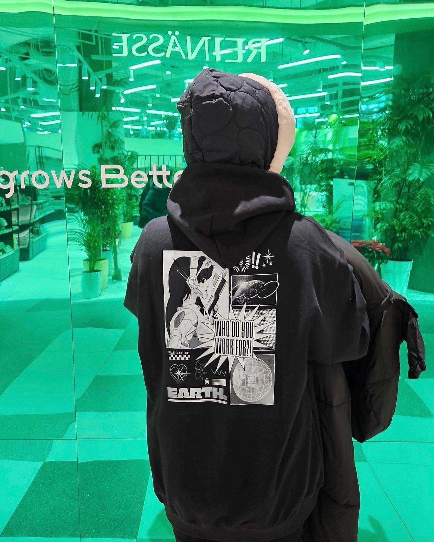 #DOTE #파쏘 dote_on_fleek #23fw 
#후드티 #패션 #맨투맨 #ootd #doteonfleek 
#fashion #mtm #hoodie #palebluedot 

제주에서 활동하는 예비사회적기업 ㈜파쏘의 
패션브랜드 DOTE 를 소개해요! 작년 5월에
런칭된 신생 패션브랜드 DOTE 7. DOTE 

지구를 사랑하는 패션브랜드 칼세이건의 창백한 
푸른점에서 영감받아 지구의 대한 사랑을 담은 
메세지를 전달한다는 컨셉을 가진 브랜드 🌏

dote_earth에 업로드되는 아트워크를 
활용하여 제품 디자인이 만들어지고 있고 
의류 1장의 판매수익 4.22%가 제주 해양 
쓰레기 1포대 수거하는데 사용 된다고 해요

심플한 블랙에 지구를 생각하는 아트 포인트 
환경을 생각하는 브랜드답게 디자인도 예쁘고 
#친환경의류 #커플후드티 #커플맨투맨 추천