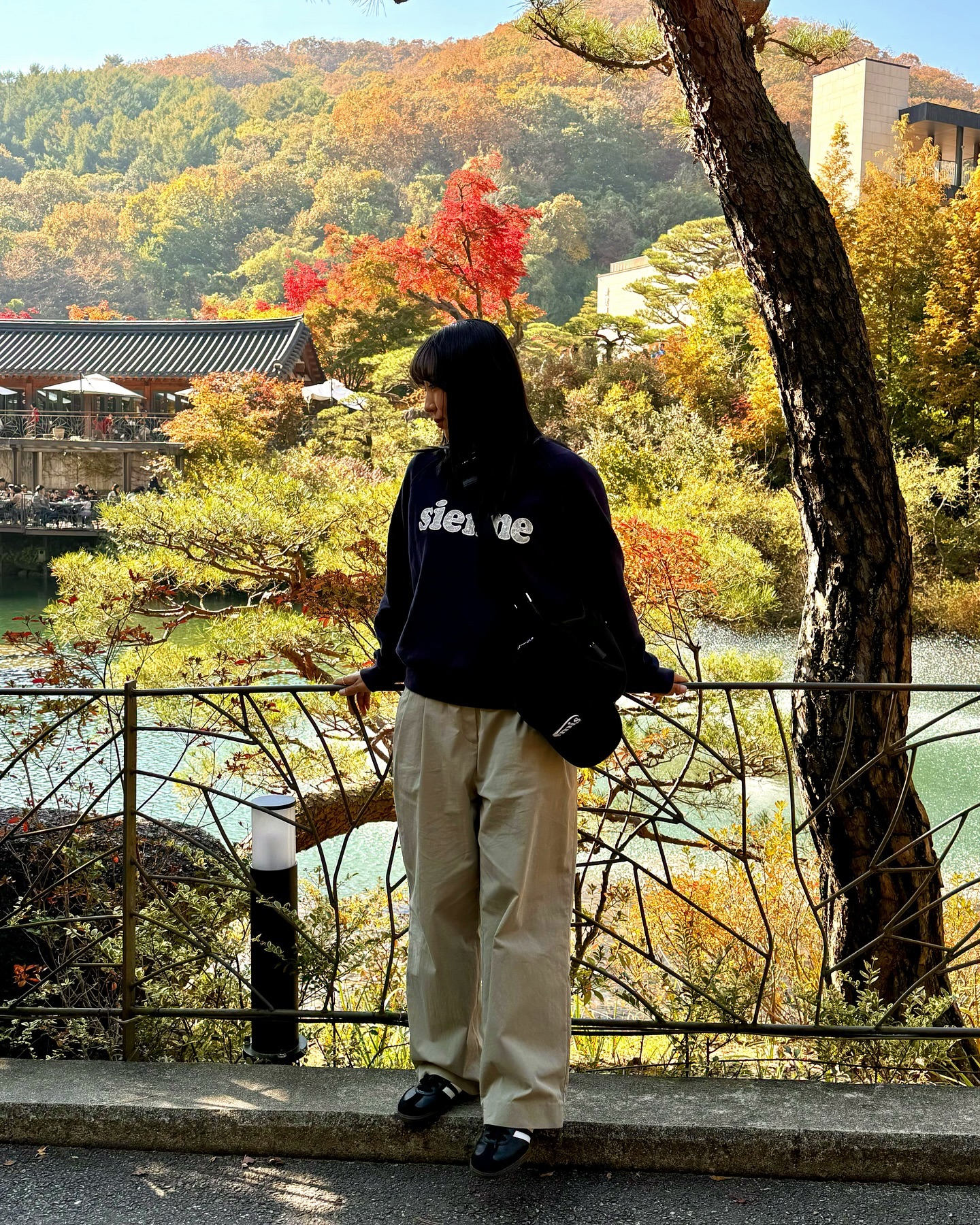 Autumn 🍂
우리나라 가을 너무 사랑해,
가을아 사라지지마렴

#가을룩 #가을코디 #가을여행 #가을여행지 #단풍명소 #단풍놀이 #화담숲 #시엔느 #던스트 #이미스 #아디다스삼바 #여행지추천