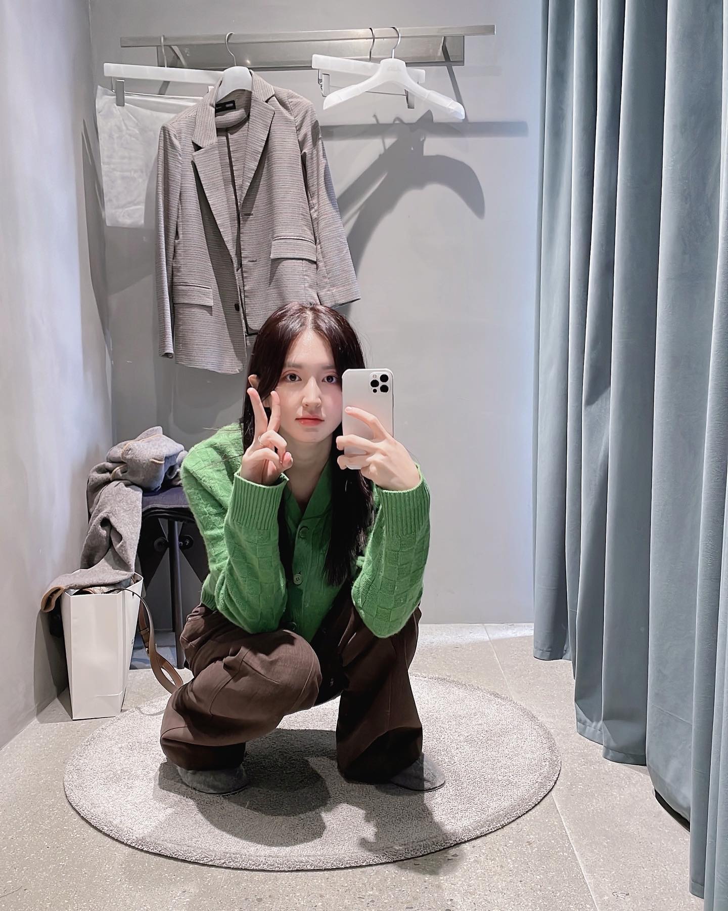 엘씨디씨
한글날을 맞이해서 한글만 사용해서 글을 써보도록 하겠습니다.
요즘들어 너무 추워져서 겨울 옷에 부쩍 관심이 많아 지고 있어서
목도리🧣, 양말🧦, 장갑🧤이런 색감있는 장신구 들이 눈에 아른거리는거 같아요 이쁜게 너무 많더라고요❤️‍🔥
바지가 생김새가 독특해서 꼭 사고 싶었는데 너무 허리 부분이 크더라구요 아쉬웠습니다 😢 나도 옷 영향자가 되고 싶다 이런 옷들 많이 많이 입어보고 살 수 있도록 ..
으악 영어 없이 쓰려니 제약되는 부분이 너무 많네요
한글을 사랑합시다 우리 모두 👍