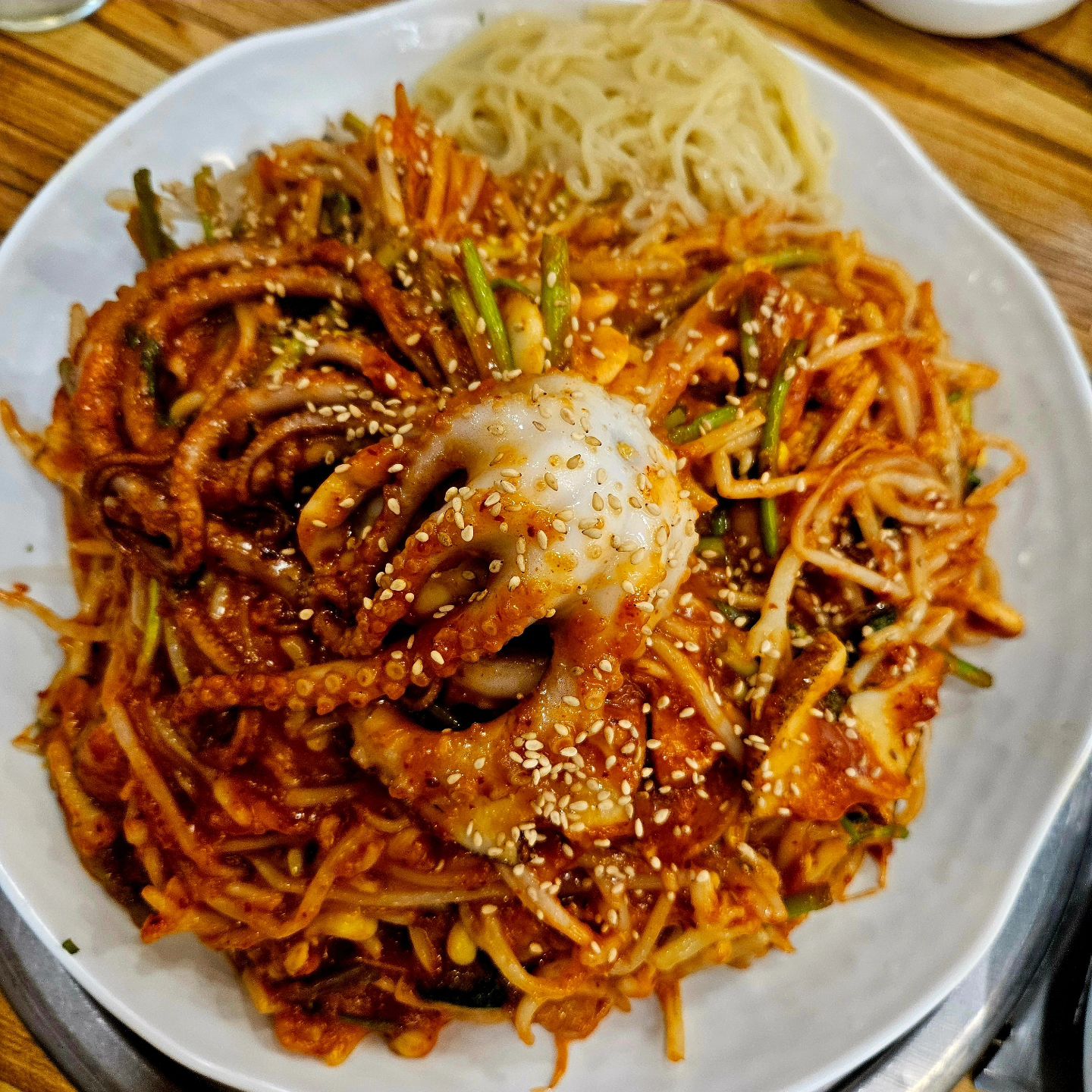 ⠀
매콤한 찜 종류가 땡겨서 범죄도시⠀
보고 대구뽈찜 먹으러 출동❤️⠀
⠀
대구뽈찜 소자 45,000원에⠀
낙지 한마리 쫄면사리까지 들어있음🫰⠀
⠀
대구뽈살은 쫄깃 그자체☺️⠀
⠀
매콤하게 해달랬는데 우리 썽엔 안찼음😢⠀
⠀
고춧가루를 가지고 다녀야되나....🤣⠀
⠀
⠀
⠀
#노원역맛집#노원역해물찜#노원역대구뽈찜#대구뽈찜맛집#노원호남해물탕#노원맛집