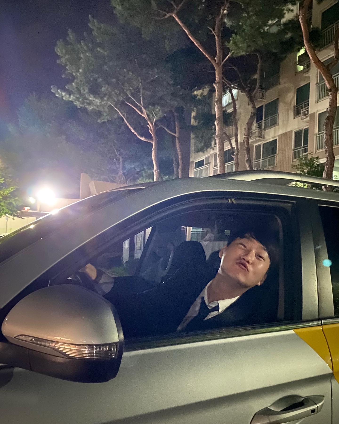 💼일하는 쟁이커플 모습 소개💼
저는 저번에도 이야기했다시피 CJ에서 일하고 있구용 ! (3번째 사진에 옷은 유니폼입니둥~ 일할 때 머리 어피까지 plus..😅) 제 짝꿍이는 제가 가장 좋아하는 정장을 입고 일하고 있어용😍
세상 세상 정말 정장을 멋있어하고 가장 좋아하는데 매일 이 모습을 볼 수 있어 행복한 요즘입니다 물론❗️짝꿍이는 불편해하지만요 키득🤪

출근해서 항상 락커에서 거울샷 찰칵해서 짝꿍이 그리고 가족톡방에 출근인증📸🖤

퇴근하고 피곤해도 30분이든 한 시간이든 조금이라도 항상 얼굴 보러 집 앞까지 와주는 짝꿍이 고맙고 사랑하고 소중해❤️
오랜만에 투 샷이 아닌 짝꿍이 혼자만의 원샷 사진이 메인에 두둥🌟
매일 집에 들어가는 거까지 보고 간다고 저렇게 창문 내리고 보는데 입술 쭉 내밀고 “뽀뽀뽀~~ 쪽~~💋” 귀여워서 냅다 찰칵하고 있었당😁

➕ 마지막 사진 ➕
마지막 사진은 그냥 내가 절대 잊을 수 없을 거 같고 공유하고 싶어서 올리는 고담 !
퇴근하고 집에 들어가려고 하는데 비가 이틀 동안 짱짱 많이 왔던 날인데 현관 비번을 치고 들어가려는데 갑자기 개구리가 튀어나오더니 내 손등에 안착하고 내가 놀래서 “엄마야!!!!!!!” 하면서 핸드폰 냅다 집어던지니까 개구리도 당황해서 도망가다가 찍힌 사진;; 🐸🐸🐸🐸🐸🐸🐸🐸🐸
아무리 우리가 쟁이커플이라지만.. 솔직히 나 개구리 안 좋아해.. 나한테 그렇게 소리 소문 없이 다가오지 말아 줘.. 심장 떨어진다구.. 나 심장 아파써.. 흐규 
내가 그렇게 놀래면서 소리 지르고 폰도 던지고 그러니까 같이 퇴근한 동료도 무슨 일이냐고 뒤돌아보고 같은 동에 들어가려던 사람도 무슨 일인지 쳐다보고 “아 개구리~ 개구리래~” 이러구.. 잊을 수가 없다 내가 

🐸2023.09.16Saturday🐸#쟁이커플 
💭2023.08.23Wednesday💭#직장인스타그램 
🚘2023.09.17Sunday🚘#데이트 
✒️2023.09.19Tuesday🖋️#럽스타그램