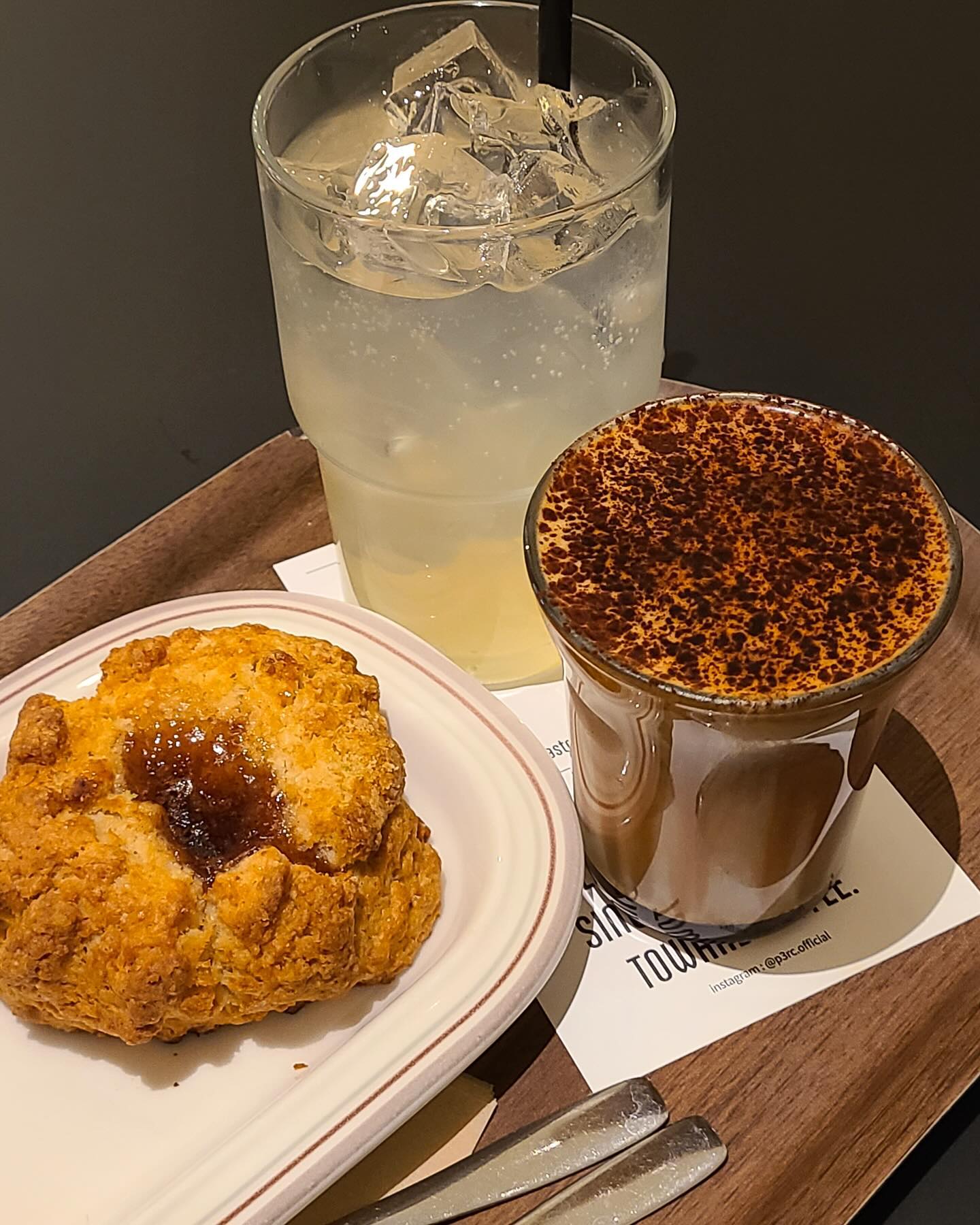 #협찬 🧂펄시커피 
아인슈페너가 맛있는 신당동 카페

주택을 개조한 분위기 좋은 카페에 다녀왔어요. 달콤한 초코, 부드럽고 쫀쫀한 크림, 쌉싸름한 커피의 조화가 일품인 시그니처 브라운을 강력하게 추천드립니다. 맛의 밸런스가 좋은 커피 맛집이에요. 같이 먹은 라임에이드도 맛있었습니다. 여기 스콘은 겉바속촉쫀쫀에 맛도 고급져서 무조건 드시길 바래요. 사장님이 친절하게 메뉴와 원두종류 하나하나 설명해주시며 주문하고 기다리면 커피를 직접 자리에 갖다 주십니다. 약수역, 동대입구역, 신라호텔과 가깝고 내부도 생각보다 넓어 아늑한 분위기 속에서 대화하기 정말 좋았어요. 힐링칠링하실 분들 모두 방문해보세요! 

서울 중구 동호로20길 34-57 1층 펄시커피

#신당동카페 #약수역카페 #동대입구역카페 #아인슈페너맛집 #아인슈페너 #장충동카페 #동국대카페 #펄시커피 #커피맛집 #카페추천 #분좋카 #분위기좋은카페 #스콘 #스콘맛집 #중구카페 #먹스타그램 #협찬 #카페스타그램 #주택카페 #먹스타맞팔 #먹팔맞팔