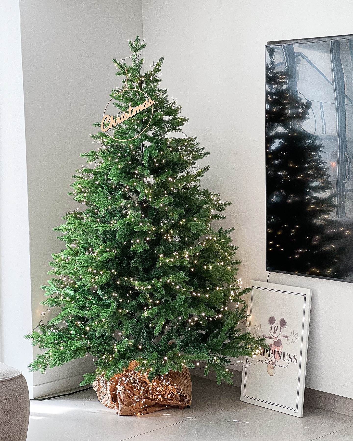 🌲✨

올해는 11월 땡! 하면 설치하려던 트리를...
이제서야 겨우겨우 설치 😅

아... 올해는 그냥 설치하지 말까 하는 생각을 잠시 했으나...
그래도 <오늘의 집>에 나온 우리 집인데!!!를
마음 속으로 여러번 외치며 마인드 컨트롤 ㅋㅋㅋㅋ

출근전 신랑 붙잡아 창고에서 박스 꺼내달라 하고,
부지런히 설치했는데... 트리조립 10분, 전구 감는데 1시간 😅
1년에 한번씩 하는 거라 매번 어렵네..ㅎ

그래도 다 해놓고 반짝거리는
전구들을 보고 있으니 넘나 뿌듯한걸~

.

#크리스마스트리 #지네전구 #크리스마스준비 #대형트리 #트리인테리어 #심플한트리 #트리꾸미기🌲✨ #집꾸미기 #거실꾸미기 #화이트하우스 #오늘의집 #동영상없음 #성의없음