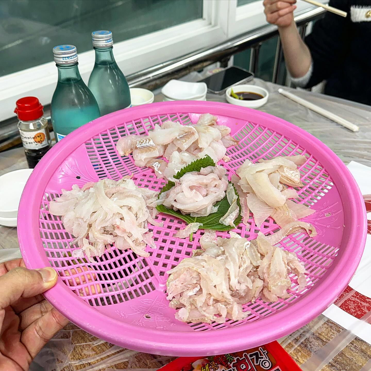 .
[ #속초 _ #동명항 ] [ #내돈내산 ]
-
강원도에 왔으면 회를 먹어야죠🐟

숙소 근처인 동명항 회센터에서 회를 떠서 먹었습니다
가격은 거의 담합?처럼 정해져 있었는데요
모둠회는 광어가 안들어가있고 잡어로 3만원
광어1k에 잡어가 조금 들어가면 5만원 부터 
가격이 형성되어있었습니다💵

저희는 4만원에 가자미, 도다리, 대구 등의 잡어를 떠서
2층에서 바로 먹었는데요
기본 자릿값은 없었고 그대신 기본 반찬도 없었습니다
그래서 바로 매운탕을 시켜서
회와 함께 호로록🍲
-
#강원도 #강원도여행 #여행스타그램 #회 #매운탕 #동명항회센터 #동명항횟집 #속초 #속초여행