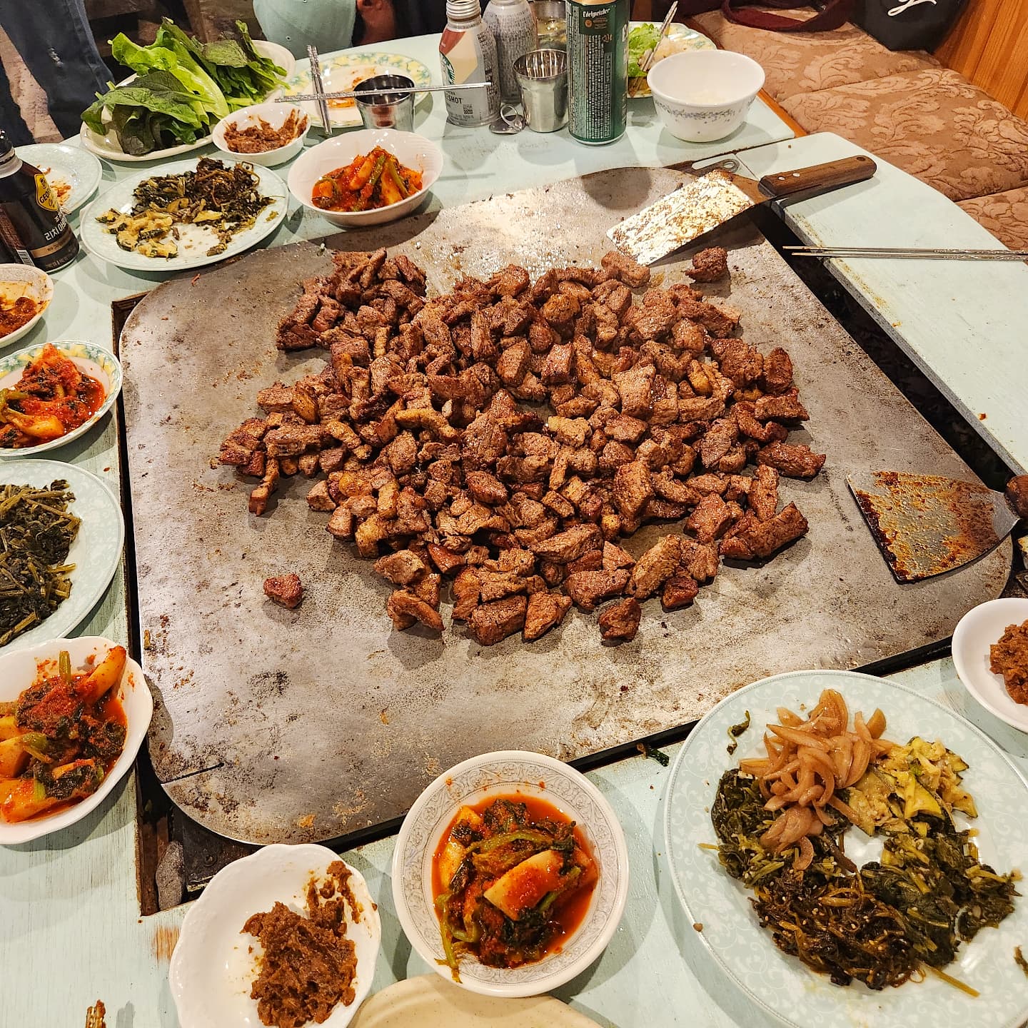 파티시즌~♡
막둥이친구네 생파분위기(부모님존) 너무나 대박!
숲속에 있는집 찾아가느라 겁이났지만 그 끝은 새로운세상이고
전원생활하면서 다양한 분위기의 집들을 구경하는 경험이 너무나 귀한 즐거움이다~
다들 조용하게 사는걸 원해서 이곳에 있을터인데 만나보면  너무 활기차서 놀라기도ㅎㅎ

아이들은 지상낙원이고 어른들은 자연이 아이를 봐주니 한결 여유로와보이지만 잔일들이 많은 전원생활이 힘들다는 사람도 있어 한마디 붙이자면 일대비 보상은 최고가 아닐까한다.

#전원생활
#자연이주는선물
#생일파티