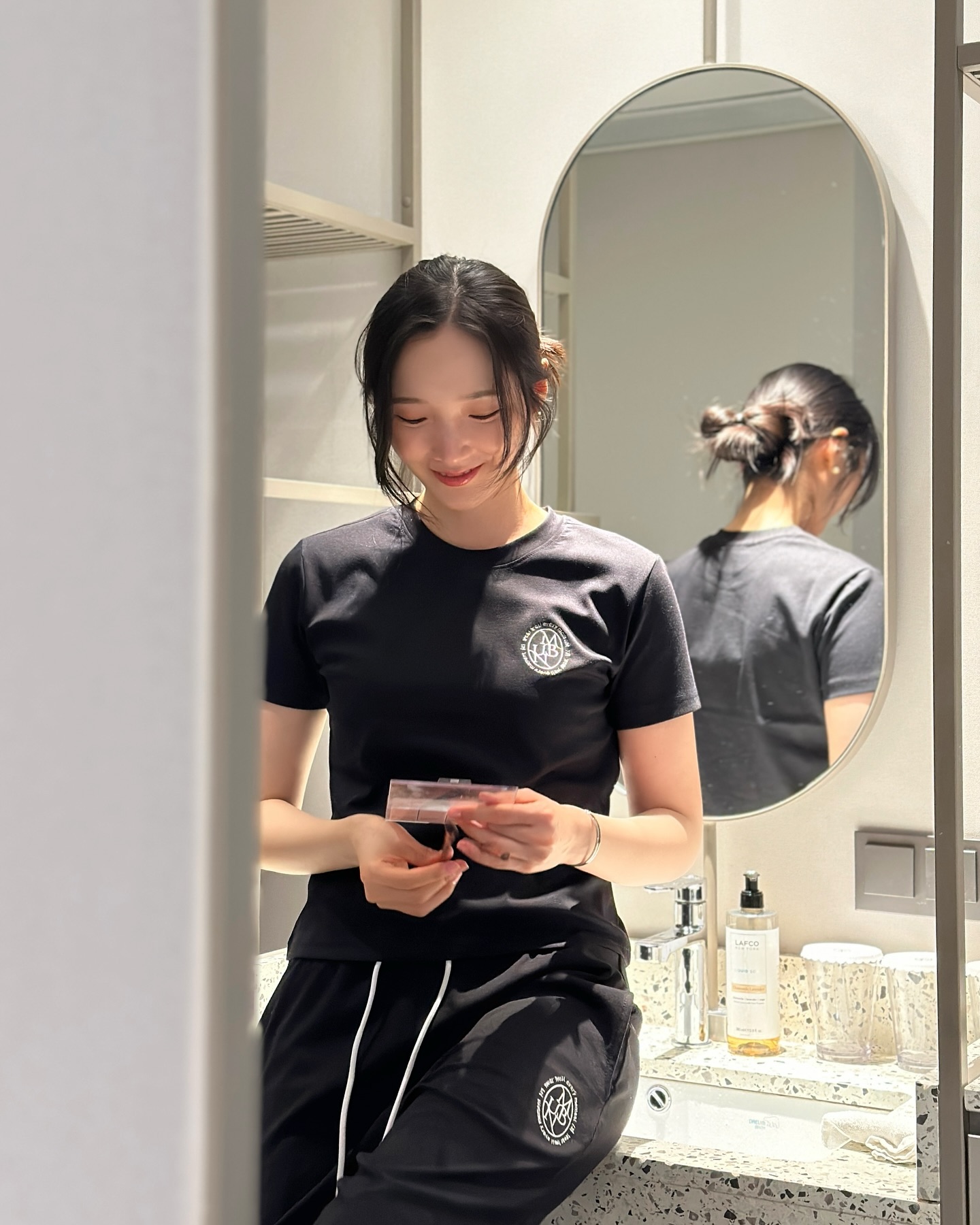 7월 한 달의 자체 휴가를 끝으로 다시 움직여봅니다....✨ 한 달간 실컷 먹고 놀고 운동하고 책 읽고 요리하고 심심함도 느껴 봄....🫢(쉬는게 더 바쁜 기분이지만😇) 충전완료😎

🖤 mellurbane #쿨코튼소재 #ootd