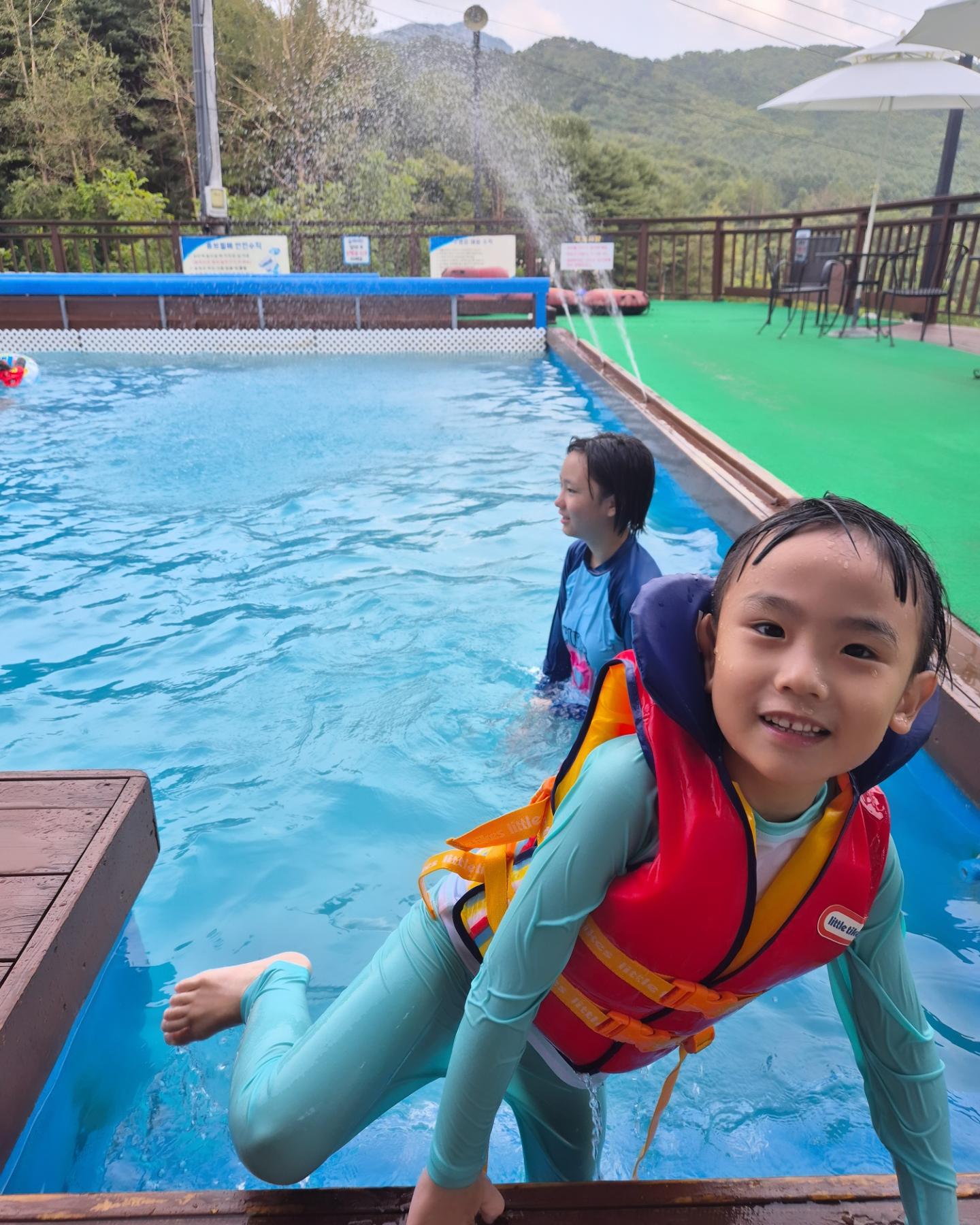 같이간 꼬맹이들이랑 울 딸아들🤽‍♂️🏊‍♂️🏄

지언이가 낯을안가려서 하린이랑 금새친해지고 지후는 하린이바라기라 자기형보다 울 하린이랑 손잡고다님 ㅋㅋㅋㅋㅋ

조금 컷다고 다 같이 브롤 피파 할때 너무웃김ㅋㅋㅋ
다음에도 또 같이 놀러가쟈✨️

#딸스타그램 #아들스타그램 #방학을즐기는초딩 #유딩들은낯가림 #물놀이 #수영장펜션 #수영장 #물놀이 #노는게제일좋아