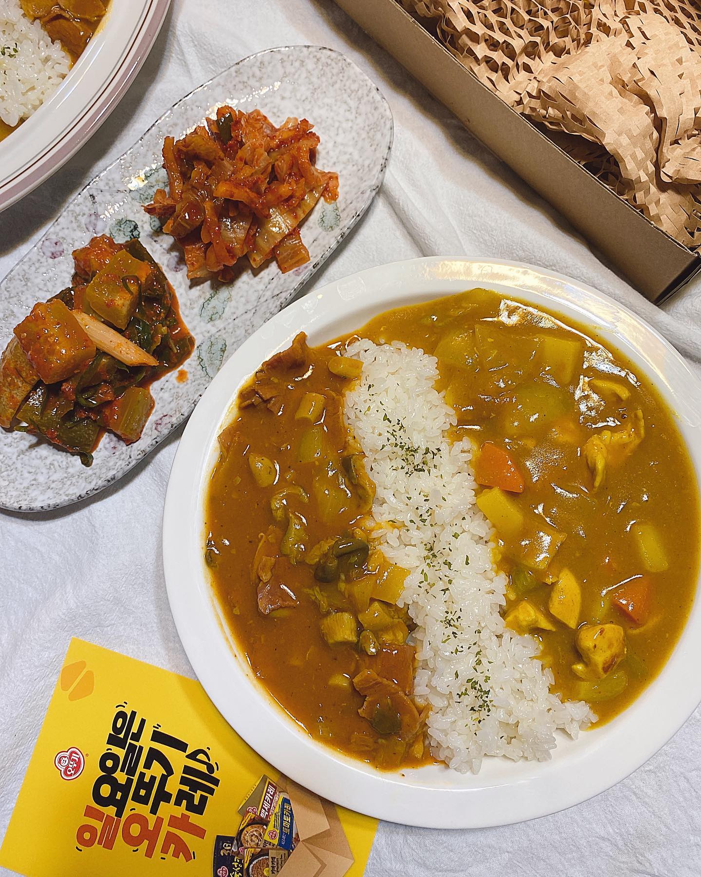 #제품협찬 🍛 오뚜기 카레 약간 매운맛 & 지중해산 토마토카레

🍛 일요일엔 오뚜기 카레 🎵
오뚜기 카레 구독단으로 만나보게 된 
✨오뚜기카레 약간 매운맛 과 ✨지중해산 토마토카레 로 간단하지만 맛은 알찬 식탁을 만들었어요 🤎

🍛 오뚜기카레 약간 매운맛은 우리의 기억속 아주 친숙한 카레계의 조상님이자 오뚜기의 대표카레쥬?!

친숙한 카레인 만큼 오리지널 버전으로 냉장고 속 감자, 양파, 당근 다 모여! 🥔🥕🧅

기름 살짝 두르고 재료모두 달달달 볶은다음 미리 개어 놓을 필요없이 그냥 물에넣고 끓여도 쉽게 풀어지는 오뚜기 카레 약간 매운맛 🥳🥳
냉장고 속 굴러다니는 야채들도 마법처럼 재탄생 시켜주는 마법의 카레 인정이쥬?! 

🍛 지중해산 토마토카레는 처음 만나본 카레인데요
고형카레 로 되어있어 계량도 간편하게 1인분에 한칸씩 톡톡!

토마토가 들어있어서 약간 서양의 느낌으로 버섯과 양파, 베이컨 대충 잘라서 넣고 볶볶 🍄🧅🥓

고형카레지만 넣고 끓이면 알아서 다 풀어져 버려서 일일이 풀어줄 필요가 없어요 👍🏻👍🏻

끓일때부터 토마토 냄새가 나서 스파게티 같은 맛이려나 싶었는데 일본식 카레에 토마토가 들어간 느낌?!
하이라이스와 카레의 중간 느낌이랄까요?!
이건 먹어봐야 알 수 있는 매력적인 맛 🍛🤎

다양한 카레제품으로 일요일 뿐만 아니라 일주일을 즐겁게 만들어 줄 오뚜기 카레로 간단하지만 풍부한 맛의 식탁을 꾸며보세요 🥰🥰

ottogi_daily 
#오뚜기 #오뚜기카레 #오뚜기카레약간매운맛 #지중해산토마토카레 #오뚜기토마토카레 #고형카레 #오뚜기고형카레 #카레레시피 #일요일은오뚜기카레 #카레구독단 #오뚜기카레구독단