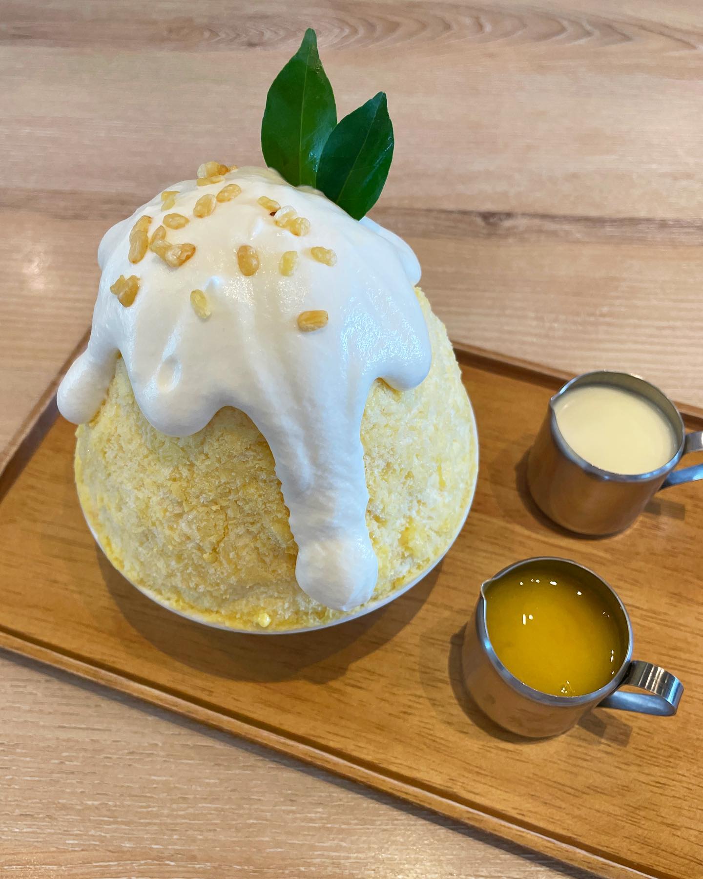 쫀득한 찹쌀밥+망고가 속에 든 망고 스티키 라이스 빙수!💛 빙수안에 찹쌀밥이라니 어떤 맛일까 했는데 달콤하니 젤리 같구 좋은데요?🥰🥰