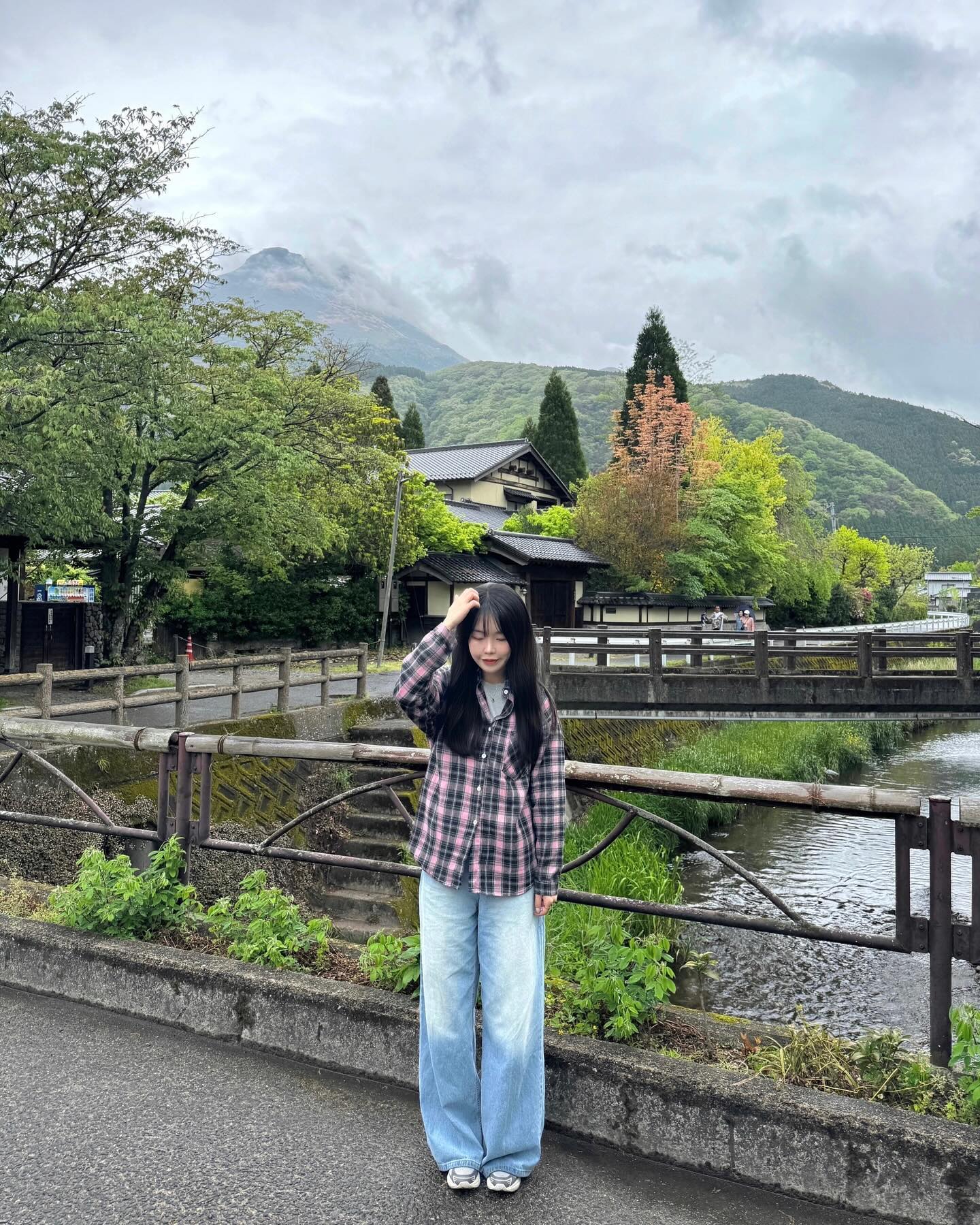 온천마을 유후인 🏡♨️🎋
비오는 유후인은 흐리지만 고즈넉하니 좋았다
비 내리는 료칸에서의 온천은 얼굴은 시원하고 몸은 따뜻하니
그렇게 행복할 수가 없었지 🥺🤍
게크림 고로케도, 따뜻한 미르히 치즈케이꾸도, 길거리에서 사먹는 따뜻한 당고도, 코타츠에서 몸 녹이며 먹는 간식도 우릴 행복하게해조따 🤍🤍
다음에 꼭 다시 올게 !