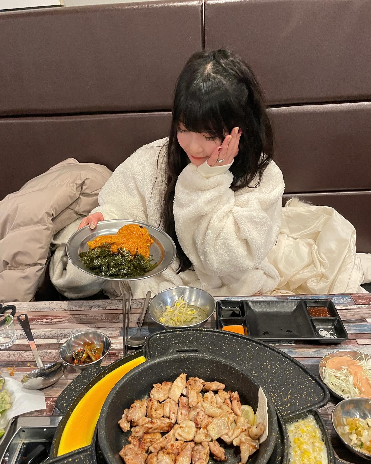 #협찬 chicken_passion 
only 대구에만 있는 갓성비 맛집 다녀왔어요!

국내산 하림 닭을 사용하시는데
참숯으로 맛있게 구워서 갖다주셔서 편하게 먹기만 하면 된답니도 :-)

🐓 열정의닭세트(소금닭갈비2인분+껍데기튀김+미운병아리볶음밥+음료)

기본세팅으로 콩나물국과 함께 여러가지가 나오는데,
콩나물국 솔직히 기대 안 했는데
간도 적절하고 완전 맛있어서 계속 흡입했자나요ㅠㅠ!!!

요긴 특이하게 또띠아와 토마토가 같이 나오는데
닭갈비 싸서 먹으니까 진짜 진짜 맛있었어요 완전 신세계!!! ヾ(≧▽≦*)o 

닭껍데기튀김은 정말 바삭하고 하나도 안 느끼하고 정말 별미였어요,, 🥹
빠질 수 없는 미운병아리볶음밥(졸귀탱,,,ㅠ)도 말할 것도 없이 JMT!!!
그리구 후식으로 셀프라면 코너에서 라면도 먹을 수 있으니 (단돈 천원~!) 꼭 허리띠 풀고 먹기 😆😆

새벽 2시까지 하니까 늦은 시간까지 간단히 생맥주 마시기에도 넘 좋을 곳이에오 ㅎㅎ

📣 참고로!! 입구에서 열정의닭 캐릭터처럼 소주병들고 발차기 후 사진을 올리면 추가 서비스메뉴도 주신대요!!

(광주 지점도 오픈해주시길,, 기다립니도😌)

#대구 #대구맛집 #대구술집 #대구닭갈비 #고성동닭갈비 #고성동고기집 #침산동닭갈비 #칠성동맛집 #열정의닭 #대구숯불닭구이 #숯불닭구이맛집 #닭갈비맛집 #침산동맛집 #침산동술집