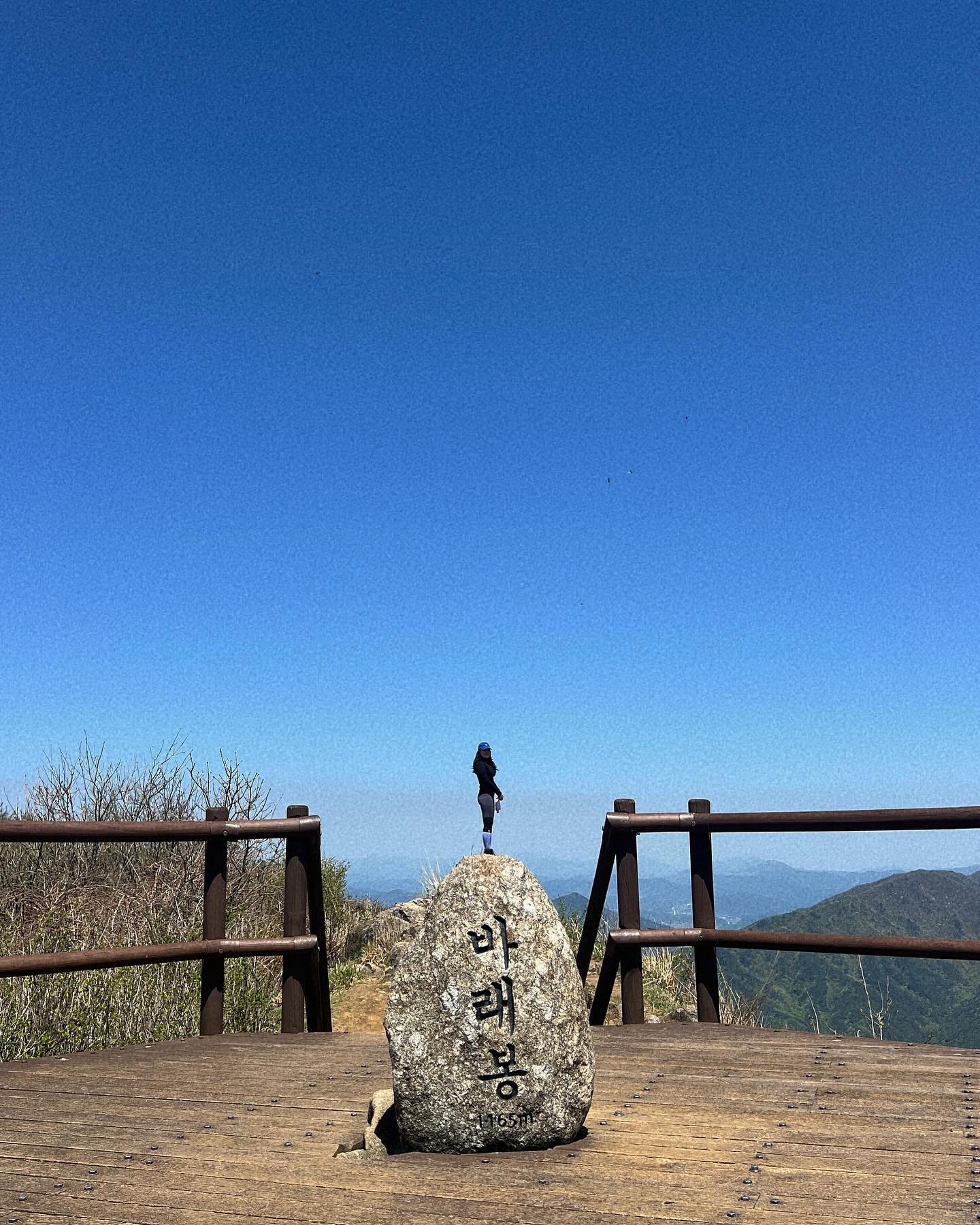 ⛰️지리산 바래봉(43/100)
⠀
——
⠀
📍지리산 바래봉 1165m

▪전북 남원시 운봉읍
▪용산주차장 - 바래봉삼거리 - 바래봉 - 바래봉삼거리 - 팔랑치 부근 - 바래봉 삼거리 - 용산주차장 
▪거리 : 약 12km
▪난이도 : ⭐⭐⭐
▪소요시간 : 4시간 30분
⠀
——
⠀
💡지리산 바래봉은요

▪편의점이 없어요! 필요한 물건은 미리 준비해야 합니다.
▪등산로 입구에 벌레기피제가 준비되어 있으니 잊지말고 뿌리는게 좋아요. 
▪바래봉삼거리까지 넓고 평탄한 길이 이어진다는 말에 안심은 금물! 하이킹은 흙길보다 잘 닦여진 길이 더 힘들다는 사실
▪구름이 없는 날이라면 정상까지 뙤약볕 산행이 이어져요. 챙이 넓은 모자, 자외선 차단제, 선글라스 준비 추천해요!
▪바래봉은 철쭉으로 유명하더라구요. 제가 다녀온 주에는 정상에서 철쭉을 볼 수는 없었지만 지금쯤이면 만개했을지도 모르겠네요.
⠀
——
⠀
다음 산행부터는 벌레기피제와 손풍기도 챙겨가려구요.
여러분들도 준비물 잘 챙기시고 안전한 산행 다녀오세요!

#등산하는애 #등산하는애_봄 #등산하는애_100대명산
