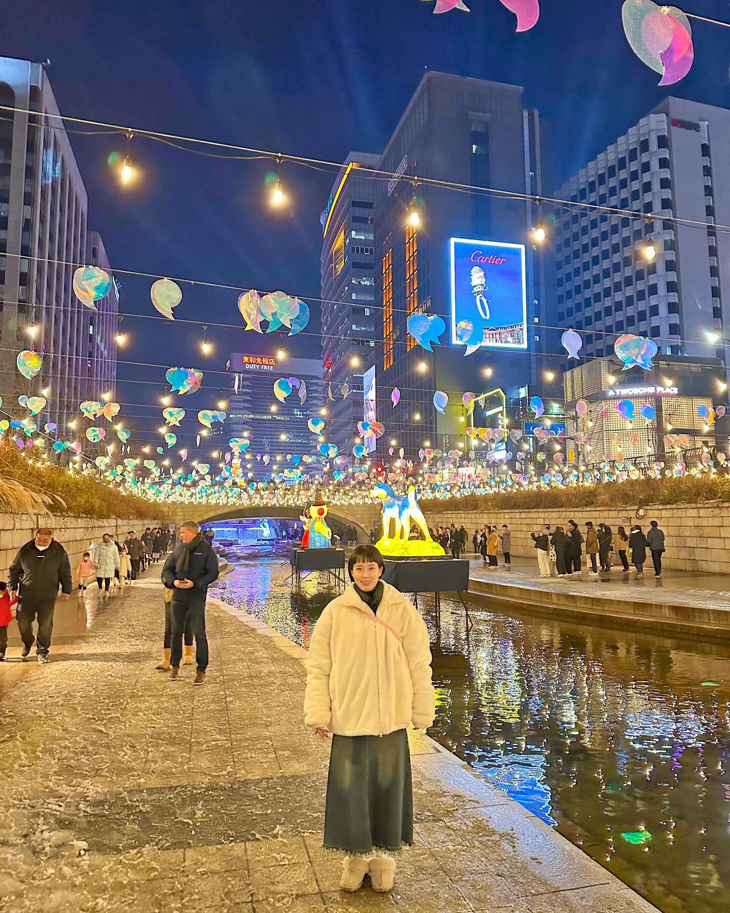 ɢᴏᴏᴅ ʙʏᴇ, 2023 ꔛ

뚝섬 크리스마스마켓 들려서 한강보며 간식뇸뇸하고
광화문 들려서 ❝자정의 태양❞ 구경하고
청계천 빛초롱축제 가서 눈 반짝반짝 즐겁게 한 후
다시 광화문 들려서 10만 인파 구경 ෆ⸒⸒

정말 내 인생 최대 최악의 해였던 2023년
다가오는 2024년은 정말 행복만 하길⋆ ₊ ﾟ * 

봄이 그리고 울 오빠 가족분들, 그리고 울 지인들
모두 복 많이 받고, 행복하고 즐거운 24년 되길바래요 :)

#광화문 #자정의태양 #뚝섬 #청계천 #2023