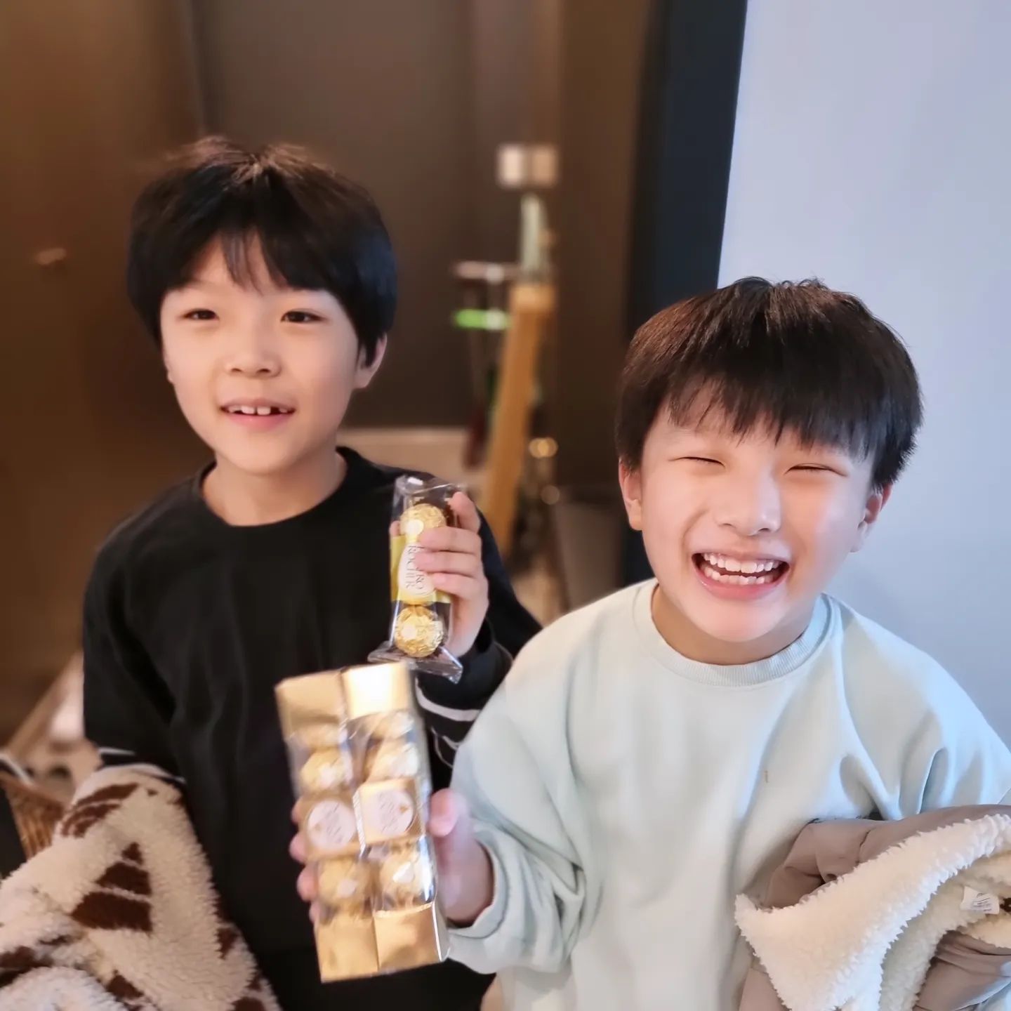 #화이트데이

세상 스윗한 아들들🥰

요즘 신학기에다
각종 병원투어 하느라
너어무 힘들었는데...🥲

엄마 수업 끝나기 무섭게
호다닥 뛰어나가서는
엄마가 맛있다던 제품까지 기억해서 사왔어요~

우리 강쥐들 땜에 당충전이 그냥~ 100퍼센트♡

수년전 어느 택시 기사아저씨가
자녀에 대해 묻길래 
아들 둘이라고 했더니
"죽으면 천당갈거예요~" 라고 하더군요;;;;

그런데-
아저씨, 전 지금도 천당이네요!!ㅎㅎ
🥰

애정표현,
아끼지마세요~
아이들이 표현하기 시작하니
봇물처럼 터져서 돌아옵니다💕

#감성육아의힘
#구미맘 #형제맘
#초등맘 #아들맘그램 
#나만꽃