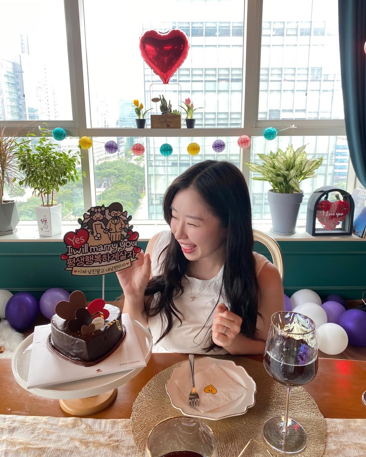 오늘은 오빠한테 프러포즈 받은 날💍 부끄러움 많은 오빠가 먼저 결혼해달라고 했다 오예~! ㅋㅋㅋㅋ 사실 눈치채고 답 프러포즈 준비해 간 내 대답은 Yes i will marry you ❤ 이제 남친 말고 내 남편하자 정다빈 ✿♥‿♥✿