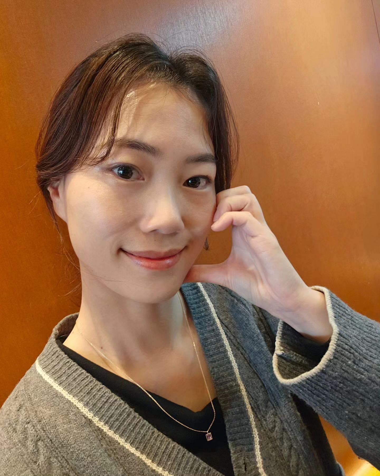 #협찬 touchinsol.official 
출근해서 이일 저일 해치우다가 문득 거울을 봤는데요... 분명 집에서 나올땐 멀끔하게 잘 세팅해서 나왔는데 피부가 넘 퍼석한거 있죠 8ㅅ8...(제일 마지막 사진🥲) 그래서 몰래 사무실을 빠져나와 카페인 충전하면서 터치인솔 비건어게인 래디언스 하이라이터 스틱으로 생기 충전까지 해버렸답니다✨️

1~5번 사진이 타치인솔 비건어게인 래디언스 하이라이터 스틱을 사용한 사진이고 제일 마지막 사진이 비포인데 확실히 1~5번사진 속의 제 피부가 더 고급스러운 광이 나는 것 같지 않나요?.? 피부에 올리면 크리미하게 얹어지면서 촉촉한 바세린 광이 나는데 건강하면서 자연스러운 글로우 질감을 표현하는데 딱인거 같아요💖

똑딱이펜처럼 또각또각 뒷부분 버튼을 눌러 스틱을 올려주는 형태라 사용이 간편하구요, 스틱 째로 바르는 것보다는 깨끗한 손끝으로 제형을 녹여서 피부에 톡톡 얹어주는게 위생부분에서도 좀 더 나을 것 같기도 하고 광채표현에도 도움될 것 같아요🤗✨️

#터치인솔 #touchinsol #터치인솔하이라이터 #하이라이터 #하이라이터추천 #하이라이터스틱 #핑크빔 #데일리메이크업 #비건화장품 #광채메이크업 #물광피부