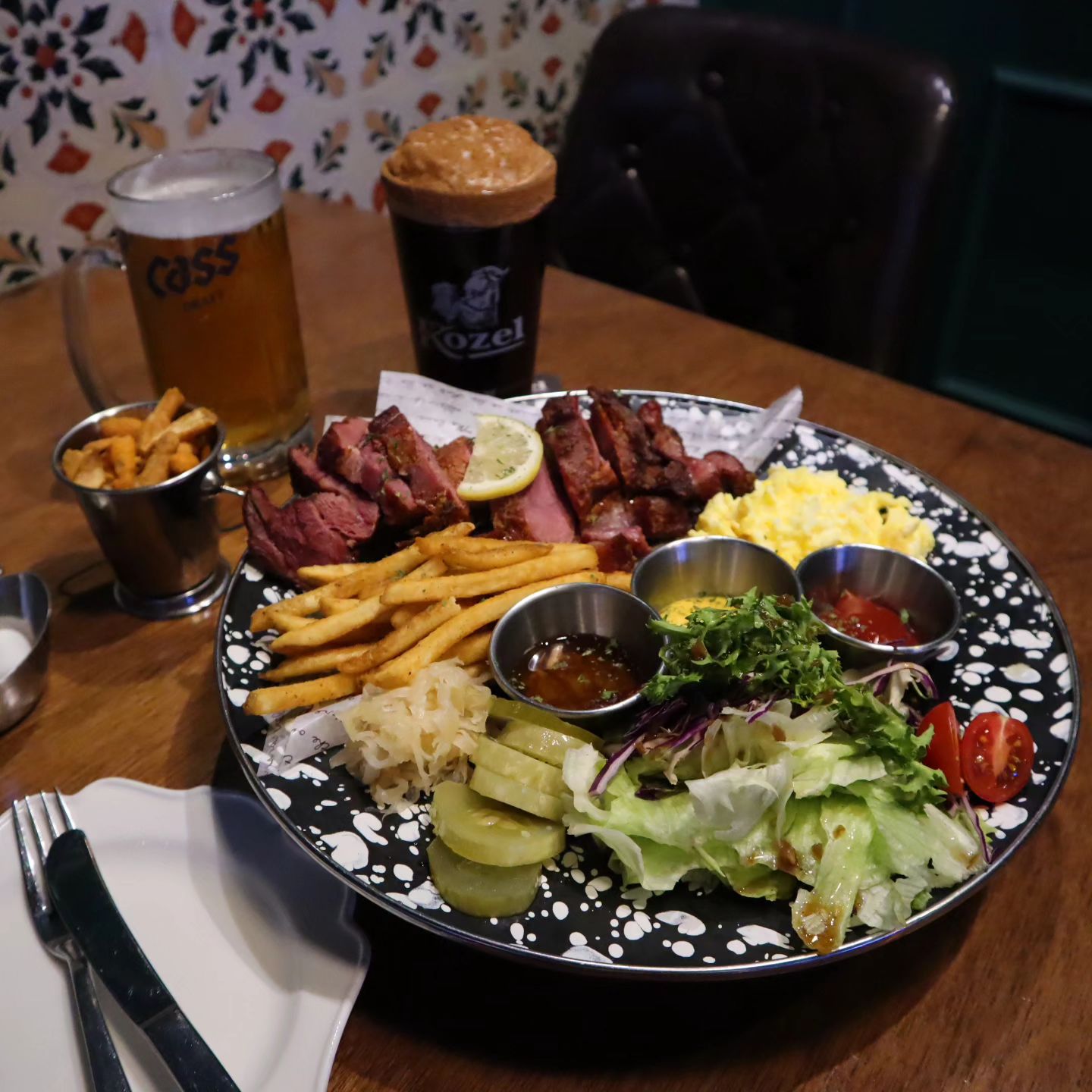 나도 먹을 줄 아는데 맥주~~~🍺🍻
ㅎㅎㅎ🤭
#이태리포차 에서 #독일식족발튀김
부드럽다. 쫀독쫀독~~
#코젤다크 매력있네 시나몬향에 취했네 ㅎㅎㅎ