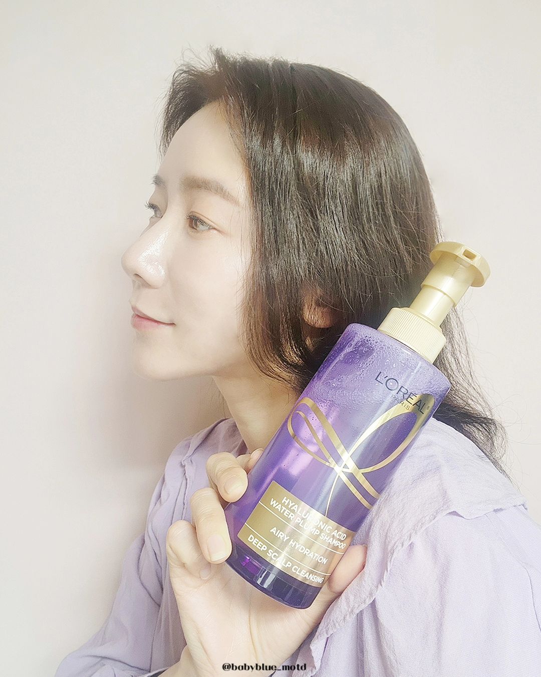 #유료광고

요즘 환절기라 날씨가 건조하면서 기온차가 있어서 
피부 관리하기가 어렵죠?😭
​이런 고민은 두피 역시 마찬가지!
두피가 건조하게 간지럽고 각질도 눈에 잘 띄더라고요.

👉두피도 피부의 연장선인 만큼
샴푸도 저자극에 과도한 유분기와 각질 제거 해 주면서
산뜻하게 수분을 채워주는 게 중요해요!

lorealparis
✔️로레알파리 히알루론산 두피샴푸
◾️실리콘, 미네랄오일 무첨가
◾️저분자 히알루론산 함유
◾️pH미산성
◾️용량:440ml

그래서 요즘엔 로레알파리 히알루론산 두피 샴푸를 사용하는 중인데요.

pH 미산성 저자극의 풍성한 거품은 물론,
과도한 유분기와 두피 각질은 제거해 주면서
피부의 구성 성분인 저분자 히알루론산 함유로
수분까지 챙겨 줬어요.
싱그러운 플로럴향기까지 굿!

떡지고 푸석한 머릿결 자체만 신경 쓰느라 건조하고 
가끔 트러블이 올라오던 두피부터 한결 편해진 게
두피스킨케어에 제대로 신경을 쓴 느낌이었어요.

👉3월 올리브영 세일 때는정가에서 할인된 가격인 
13,860원으로 구매할 수 있으니까 이때 겟 하시길 바래요!

#두피스킨케어 #수분에진심 #히알루론산두피샴푸 
#히알루론산 #샴푸 #샴푸추천 #두피샴푸 #두피케어 
#올리브영 #올리브영샴푸 #올리브영세일 #올영세일 #올영세일추천 #로레알파리#올리브영추천템 #올영추천템#두피샴푸추천#올리브영두피샴푸