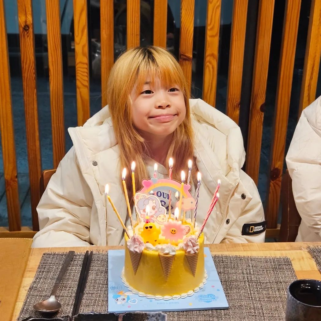 우리 나잉쮸 생일♡
글램핑이랑 풀빌라중에 풀빌라가고싶데서  #비클래시키즈풀빌라 예약 ~
며칠전 현장체험학습으로 다녀온 #세자트라숲 도 한번 더가고싶데서 또 다녀오고ㅎ
그때 설명 잘 들었는지 우리에게도 잘 설명해주는 나잉ㅎ
저녁은 가족들 모여 #고노스시