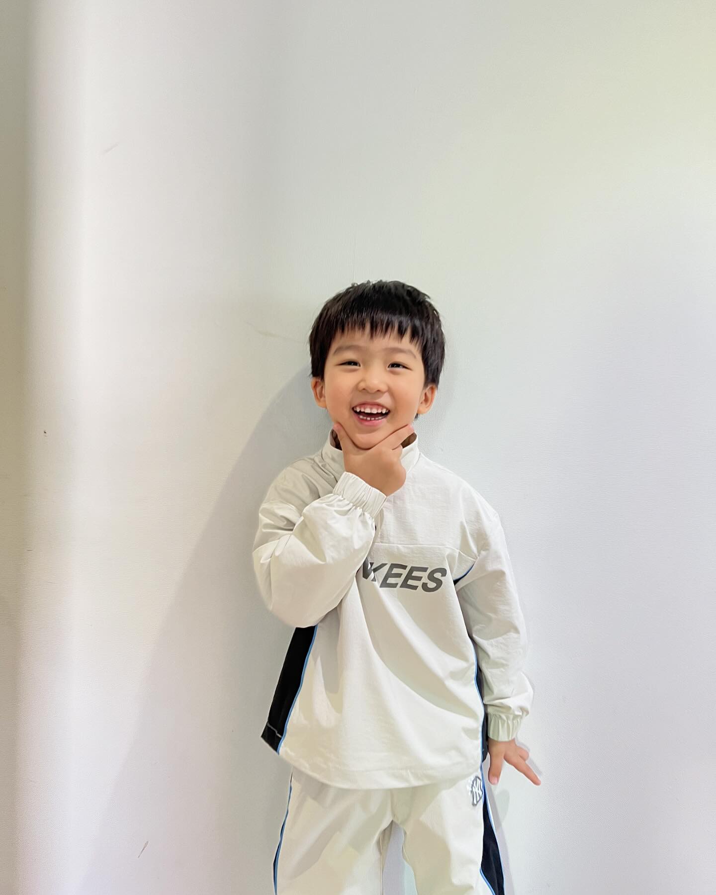 9월23일 기록 
할미할비가 사주신 옷이 너무 마음에 들어 멋진 포즈 잡고 찰칵 

엄마도 하늘이랑 찍으라며 찰칵. 

우주의 활짝 웃던 웃음이 부끄러움이 많아지고 어색해져서 아쉽다ㅠ