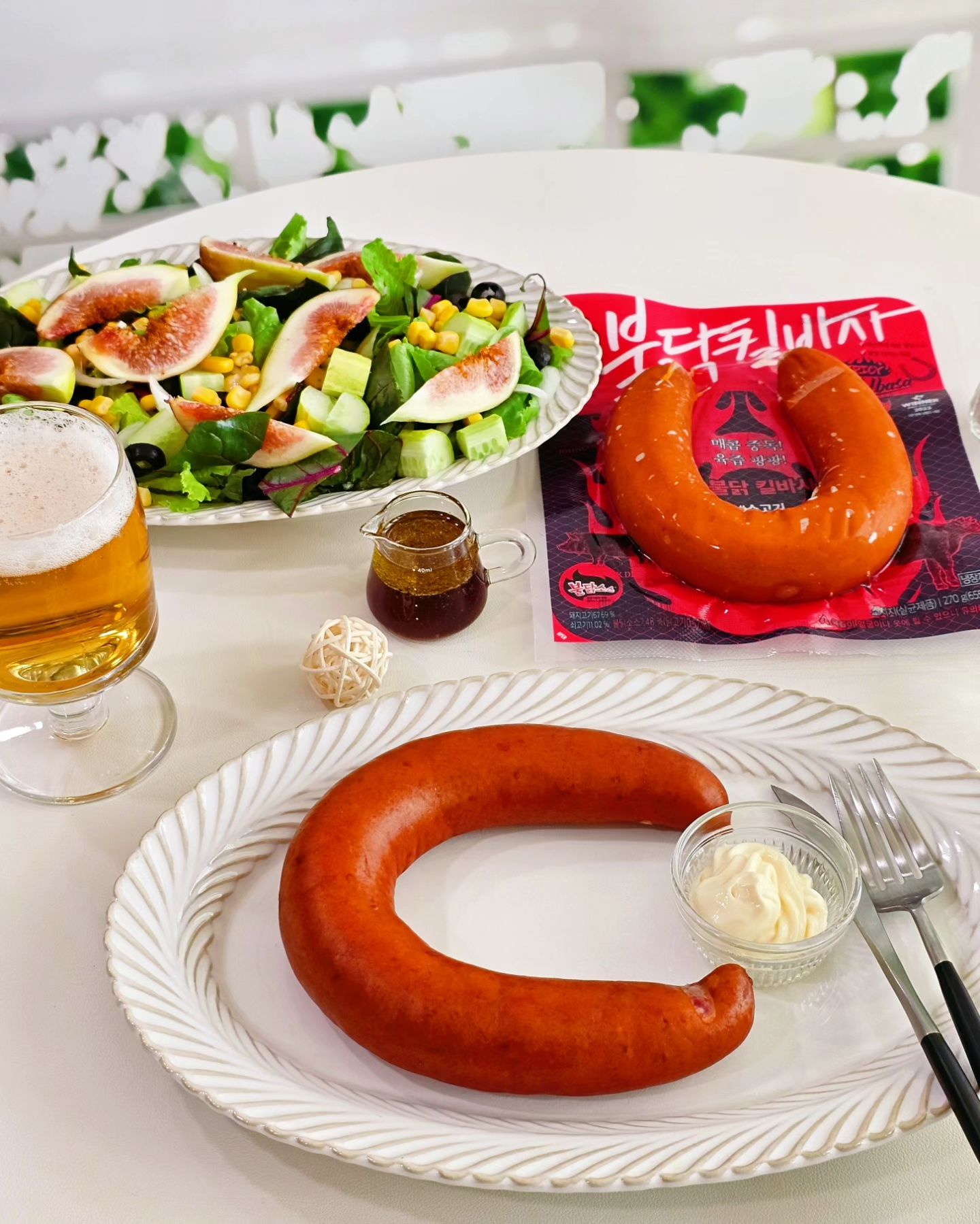 #협찬

1000만 소시지 '킬바사'와 
k- 소스계의 원탑 '불닭소스'의 만남!

톡 터지는 육즙과 맛있게 매운맛으로
오감을 자극하는 불닭 킬바사!
존쿡의 새로운 신제품
또 일냈어요.

지금까지 불닭 소스와 킬바사 따로 먹었다면
이제는 불닭 소스 품은 킬바사로
새롭고 신선한 맛조합 즐겨보세요.

거칠게 간 소고기와 돼지고기를 가득 채워
육즙은 팡팡
한 입 베어무는 순간
입안 가득 진한 육즙이 터질테니 놀라지마세요.

존쿡 킬바사는 칼집내지마시고
프라이팬에 1cm 정도 물 부어
센불에서 물이 없어질때까지 조리후
중불로 낮춰 10~20초간 조리하는 워터프라잉으로 드시면
가장 맛있어요!

불닭 킬바사 하나면
야식메뉴, 맥주안주가 완성된답니다.
맵부심 뿜뿜이라면 불닭 볶음면과 함께 즐기세요!

출시기념.
8월 31일까지 불닭킬바사 30%할인으로
만나볼 수 있답니다!
johncook_official

#존쿡델리미트 #존쿡 #불닭킬바사 #불닭
#존쿡킬바사 #킬바사 #불닭소스 
#워터프라잉
#존쿡델리미트킬바사 #johncook
#johncookdelimeats
#홈쿡 #쿡스타 #요리 #집밥 #술안주 
#안주요리