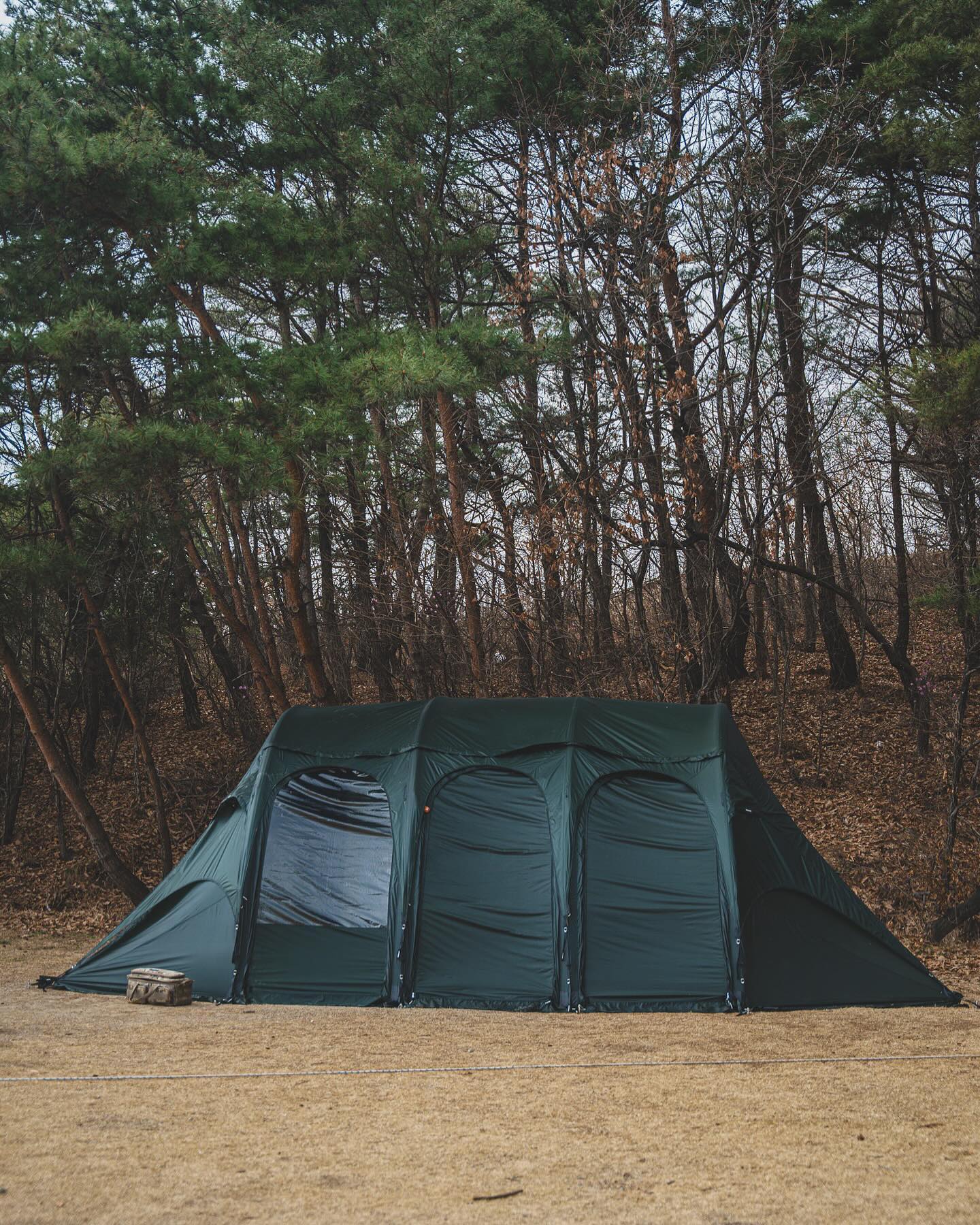 #협찬 gopamir.gp 

고파미르 리빙 쉘터 T720 추천🏕️

안녕하세요 나도입니다:)

이번 캠핑에서는 아주 핫한 터널형 에어텐트
고파미르 T720 텐트를 소개해드려고해요! 
백팩형 전용가방을 적용하여
이동과 수납이 편리하고,
무게는 약 12kg입니다.

사이즈는 720x 360x 225cm이며,
에어텐트지만 무게는 경량급에 가깝답니다👍🏻

전용우레탄과 이너텐트, 플라이 등
다양한 옵션을 연결해서 사용할 수 있고
여름에는 전용타프를 연결해서 다양한 옵션으로
활용할 수 있는 장점이 있어요

가이라인을 확인 후 팩다운 하고
공기주입만 하면 튼튼한 텐트가 완성이 되는데요

뛰어난 개방감과 부드러운 소재로
사계절 모두 사용할 수 있는 터널형 에어텐트입니다❗️

패밀리캠퍼분들이 사용하기 넉넉한 사이즈이며,
감성과 실용성은 모두 느낄수 있고요

설치가 간편하고 감성있는 텐트를 원하신다면
고파미르 T720을 추천드려요🧡