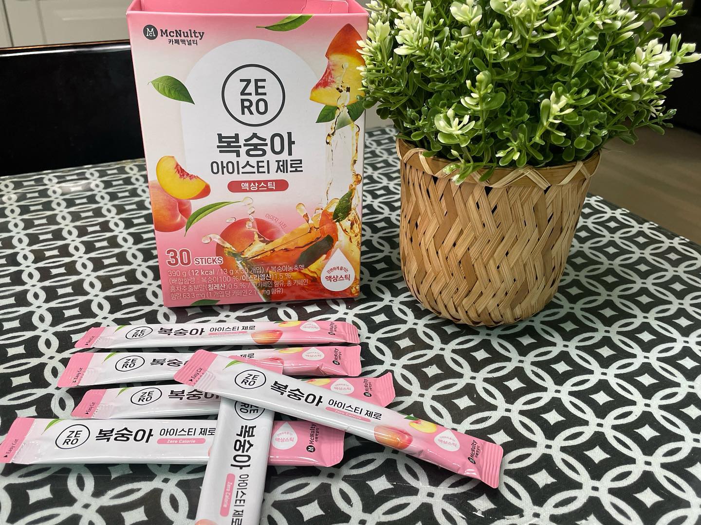 #협찬#맥널티

오늘 리뷰할 제품은 맥널티 복숭아아이스티 입니다
요즘 제로음료수가 유행하는 가운데 맥널티에서도 제로 아이스티가 나왔다는데요 스틱형식으로 나와있어서 휴대하기에도 간편하고 맛도 있어서 요즘 애용하고 있는 제품 입니다.

요즘 날이 더워서 자꾸 음료수가 땡기는데 맥널티 제품은 칼로리가 제로로 부담없이 즐겨 마실 수 있다는 점이 너무 좋았는데요 저는 탄산수랑 섞어서 마시니 시원하게 즐길 수 있었습니다 또 스틱형태 그대로 냉동실에 얼려 넣으면 아이스크림처럼 즐길 수 있으니 여름에 시원한 아이스티 어떠실까요?

맛은 복숭아와 청포도맛이 있으며 제가 마신 복숭아 아이스티는 달달하면서도 카페에서 먹는 그대로인 아이스티 맛이 나서 호불호 없이 즐길 수 있을겁니다🍑

구매링크:bit.ly/zero-stick

#복숭아아이스티#청포도아이스티#가방에쏙#홈카페#제로칼로리#제로