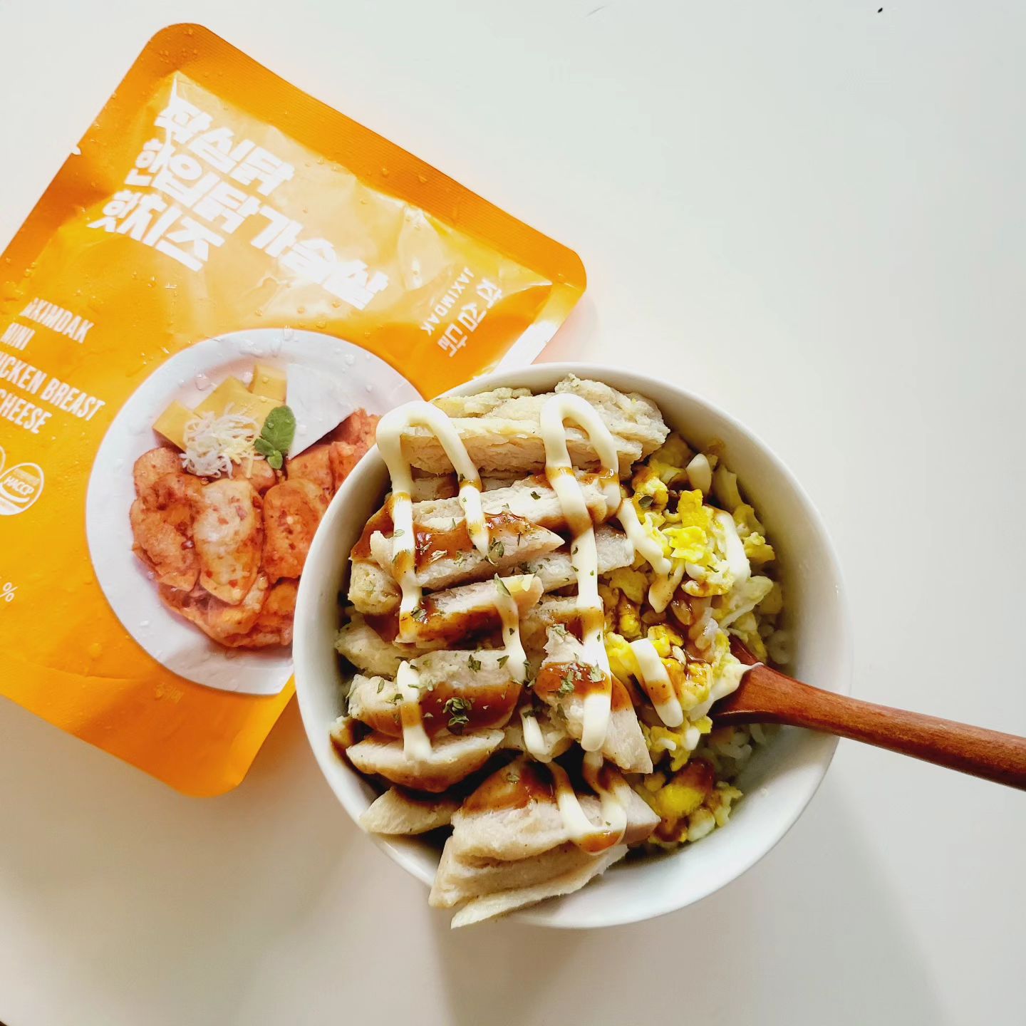 #협찬 #한입닭가슴살

한입 크기로 간편하게 먹을 수 있는 닭가슴살🐔🍗
샐러드로, 샌드위치로 만들어 먹다가🥗🥪
오늘은 특별히 현미밥 위에 토핑!🍚🍗

✔️1팩에 단백질 최대 23g 
✔️최대 105kcal 저칼로리 닭가슴살
✔️퍽퍽하지 않고 부드러워서 더 좋음

오리지널, 콘소메, 핫치즈, 바비큐, 매콤찜닭
다 맛있었는데 꼭 하나만 골라보자면
콘소메🌽🌽🌽!! 진한 옥수수향이 다른 닭가슴살에는 없는 맛이라
완전 취향저격🥰

냉동보관 해두었다가 하루 전 냉장 해동 또는
찬물에 30분 정도 담가서 해동 가능💧
전자레인지로 데워서 바로 먹을 수 있어서 편함

myroufit_official

#협찬 #마이루핏 #작심닭 #한입닭가슴살 #가성비닭가슴살 #닭가슴살추천