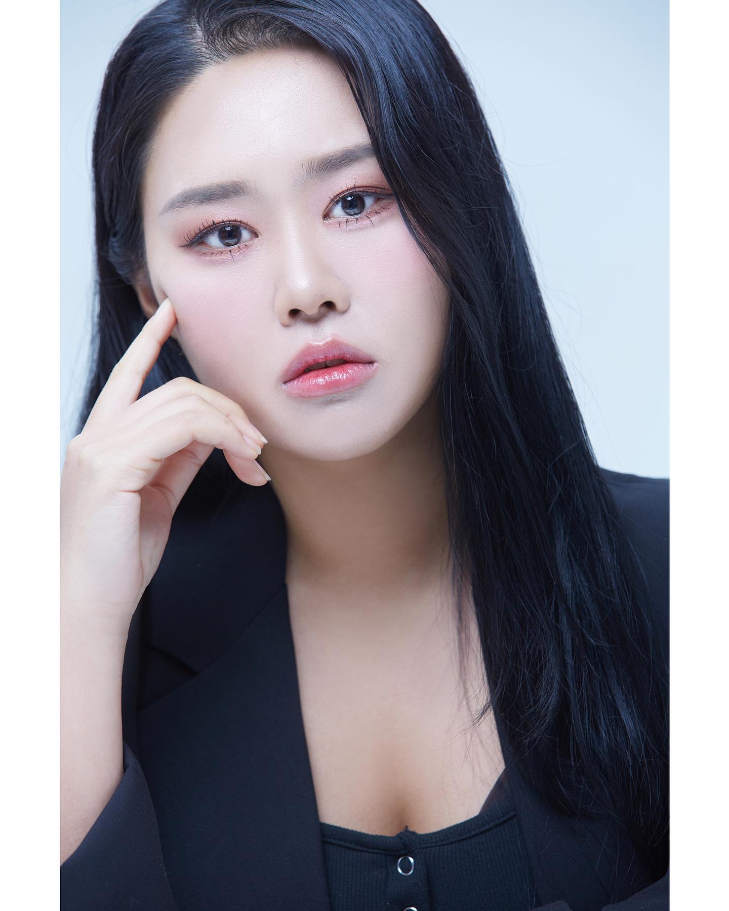 25살을 마무리하며 마지막 기록😎❤️

(메컵과 보정의 힘은 대단하다..)
miyu_mup studiomoki_official