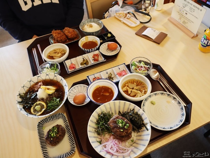 #업체제공 아기랑 처음 다녀온 경주! 우리의 첫 목적지는 황리단길에 있는 소소함박🍛
.
숯불향 가득나는 한우 함박과 튀김옷이 살아있었던 멘츠카츠!
.
부드러워 아기가 먹기에도 너무 좋았고 소소함박의 특제소스에 찍어먹으니 맛이 두배! 멋스런 한옥 인테리어는 덤으로 넘 대만족했던 점심식사👏
