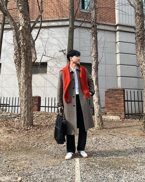 데일리운. on Instagram: "2023.02.07(화) ☁️ 최고: 8도 / 최저: -3도 - 요즘 들어 주황색, 노란색 등 쨍한 색감을 많이 찾게 되는 것 같네요 :) 이전에는 ‘어떻게 저 색을 소화해?’ 하며 멀리했는데