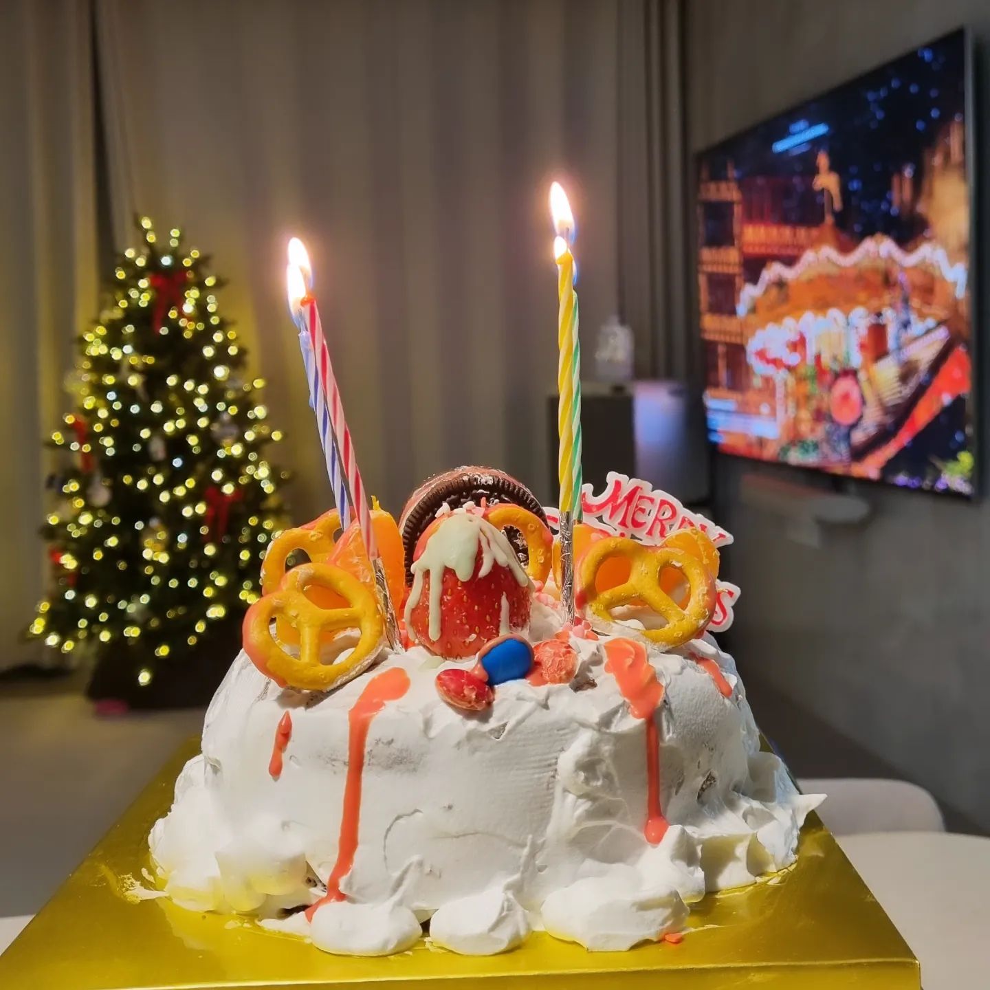 미리생일ㅋ
쿠킹클래스로 만들어온 케이크.
내가 진짜 얼마전부터 우리베이커리
케이크 먹고 싶어서 내일 사러가려 했는데
딸이 쿠킹클래스로 만들어 온 케이크가
우리베이커리꺼였다!!!
모양은 다르지만 잘라보니 그 초코케이크가
맞네 맞아!!
딸 덕분에 먹고 싶었던 케이크도 먹고
딸~~~고마워~♡