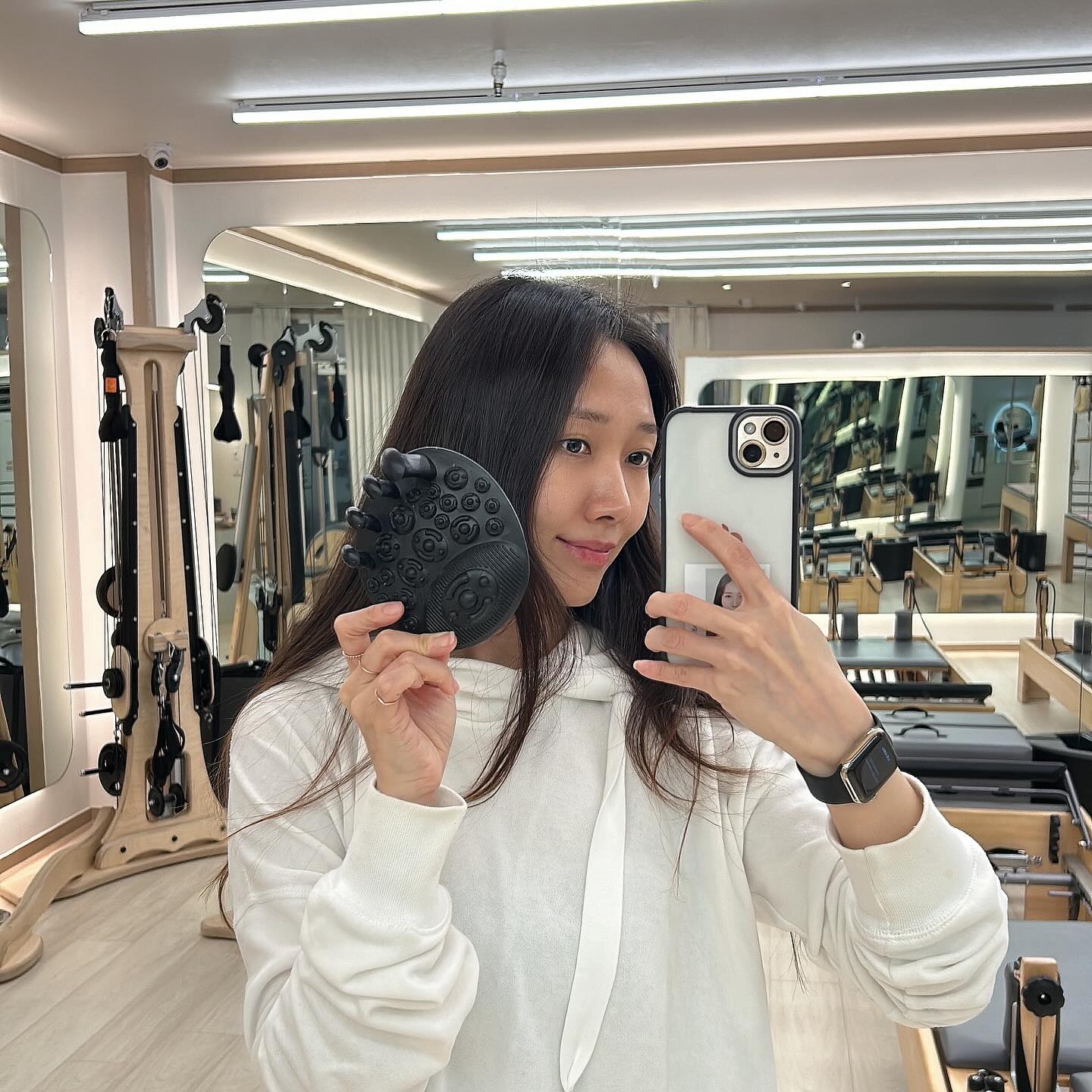 #협찬 이지만 추천

요즘에 노트북 챙겨다니느라 그런지
목어깨 너무 무거워서 혼났는데 🥲🥲
내 어깨에 곰 🐻 사라지게 해주는 지압슬리퍼 !!

✔️일반 지압 슬리퍼와는 좀 다른 자극인데,
✔️한의사가 개발한 지압 포인트로📍
✔️용천혈 자극해주니까 🦶🏽🦶🏽

처음엔 극강의 통증일 수도 있지만
신은 채로 집에서 돌아다니거나 운동하면
칼로리 소모도 되고 지압도 되니까 순환에도 최고😮
아침에 신어주면 붓기도 빨리 빠지잖아🙉

#다이어트학교 #리압토즈 #지압 #지압슬리퍼 #지압효과 #다이어트