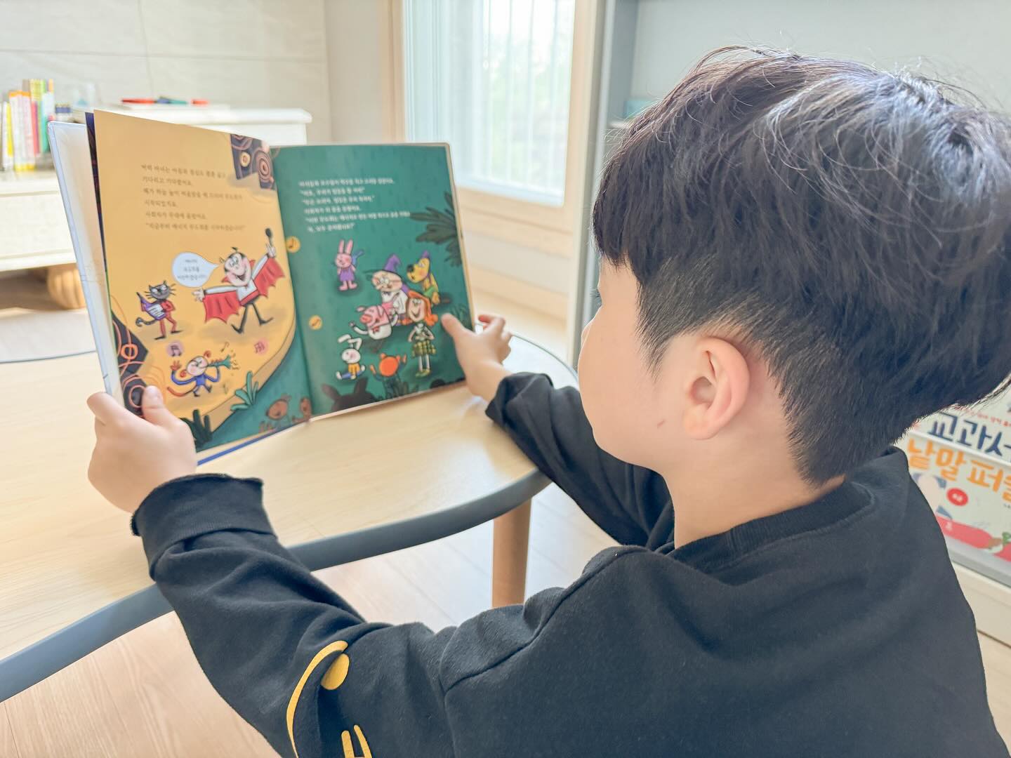 *
#협찬

스토리텔링으로보는 꼬과뒤 전집📚
에너지와 생활을 주제로한
못말리는 마녀들의 무도회 이야기 읽어보고
독후활동까지 해봐요 😆
주위를 환하게 밝히는 태양의 빛에너지가
다양한 형태로 전환되어 우리생활에 꼭 필요한
전기에너지로 변환되고, 빛을받은 식물이 자라
우리가 먹고 운동에너지로 쓰인다는 사실도
그림으로 알기쉽게 나타냈어요!
본책 내용은 물론 부록도 알차고
성우 홈페이지에서 볼 수 있는 애니메이션
세이펜지원까지! 성우 꼬마과학뒤집기로
유아부터 저학년 과학지식 꽉채워요☺️

thanks to sungwoo_junior

#도서출판성우 #유아전집추천 #초등전집추천 #초등필독서 #도서출판_성우 #성우에듀 #꼬마과학뒤집기 #꼬과뒤 #유아전집 #과학놀이 #과학영상 #유아과학 #뒤집기시리즈 #예비초등 #성우꼬마과학뒤집기
