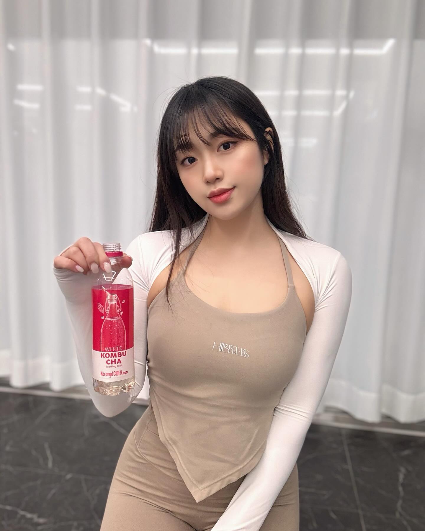 나랑드 화이트 콤부차 먹어본사롬 ?! 🥂
제 최애입니다. 스파클링 와인 좋아하면 꼭 먹어보기루 .