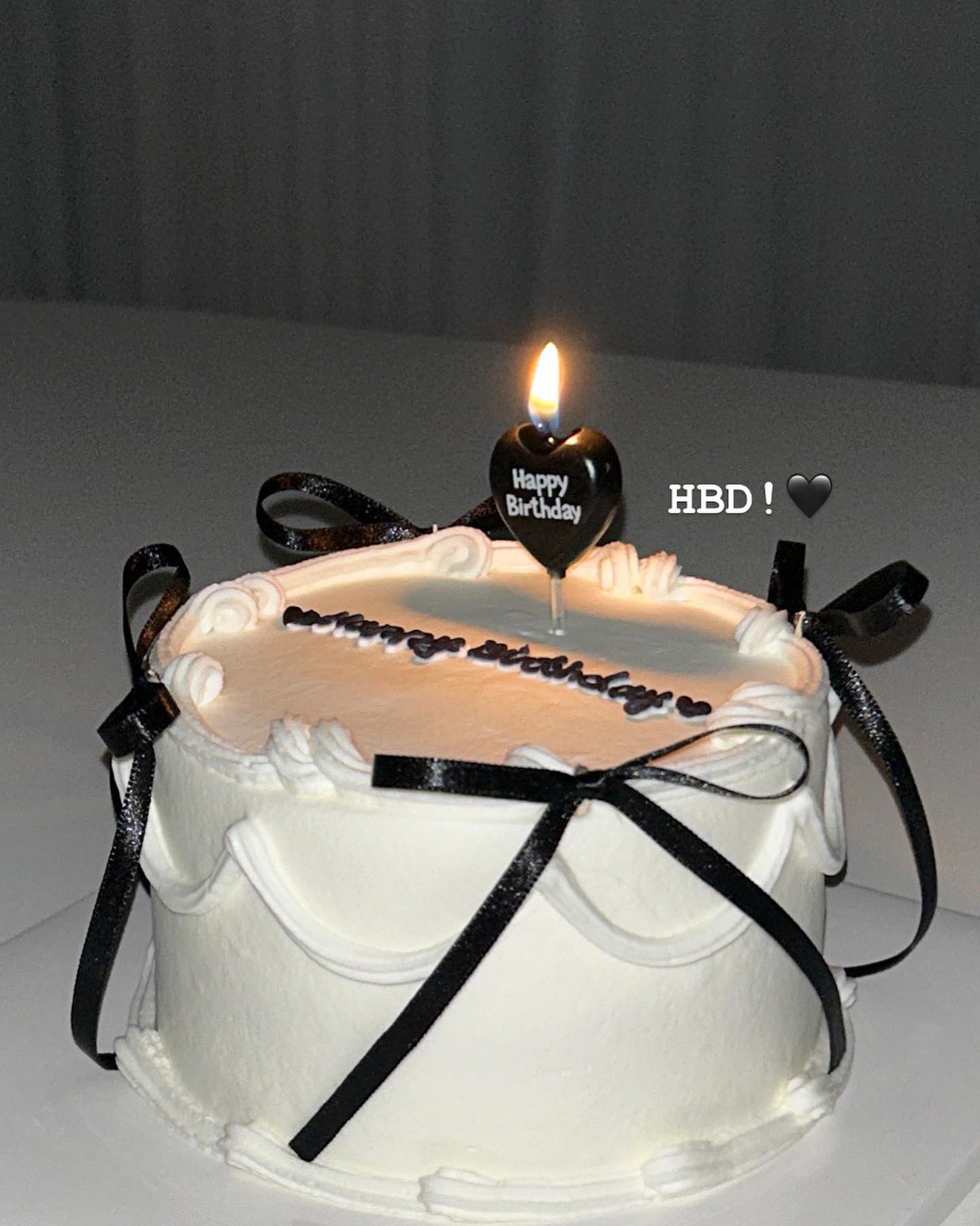 하루 지나서 올리는 생일사진 🎂
축하해준 분들이 넘 많아 하루종일 행복했숨니댜 ,, ❤︎ 

연말내내 이사한다고 바빠 새해 인사가 늦었어용 ! 
다들 새해 복 많이많이 받아요 🕊️🤍 

#２０２４０１０１ #생일기록