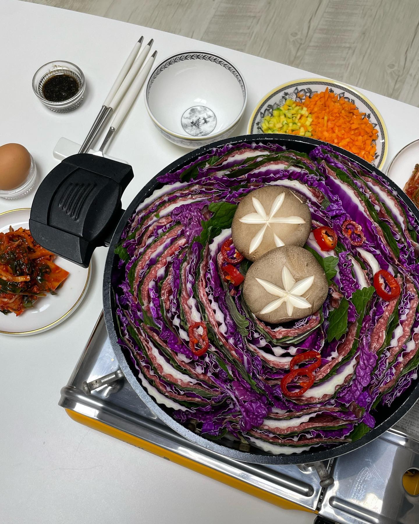 오랜만에 피드💜
생일날 간단히 #적배추 로 
#밀푀유나베 🍲