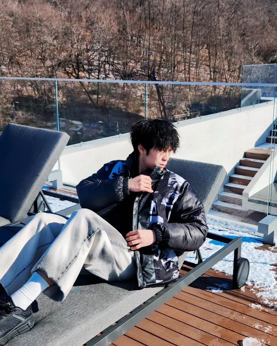 레더패딩 입고 힙한카페에서 📸📸

참고로 리버시블 제품 같지만 아닙니다😆
안쪽 프린팅이 너무 이뻐서 리버시블 느낌으로 입었어요👍
자크 달고 주머니 뚫어서 리폼해볼까 생각중이네요😆

이날 의도하지 않게 인님 ootdsta
만나서 너무 반가웠습니다ㅋㅋㅋ 먼저 디엠 주시고 영광입니다👋
