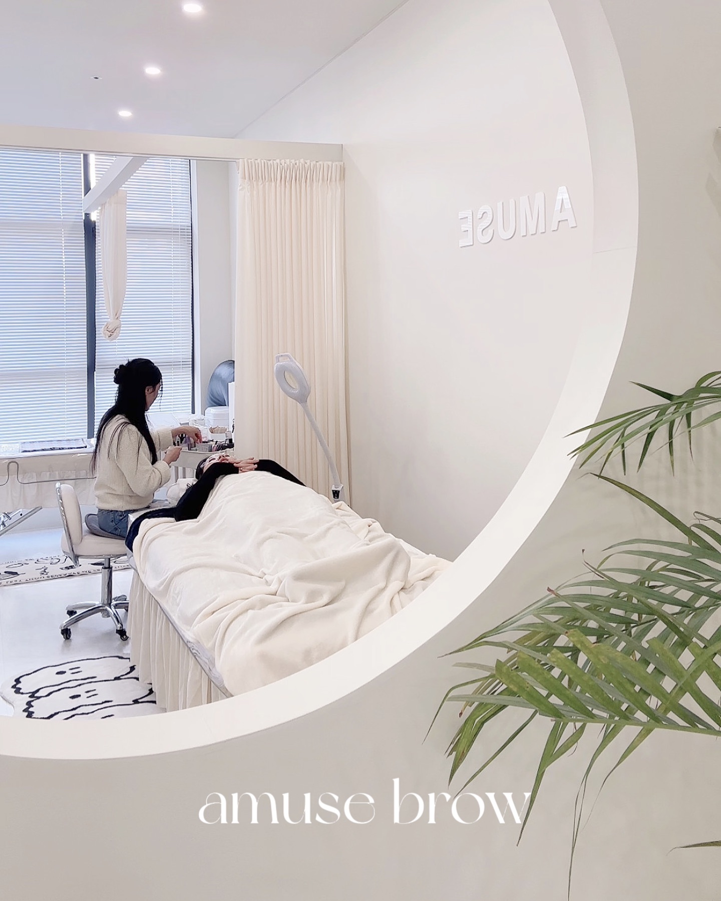 오늘부터 엄청 춥다는데 진짠가요 ... ⛄️🥽✨
실내에만 있으니 몰라서 창문 열어보니까
바람이 차갑긴 하네요 ?,,,,, 호덜덜

따뜻한 실내에 베드도 따뜻하니
잠드는 게 당연하죠 ⋆⌁⌁⌁︎⌁⌁⌁

오늘 방문해 주신 고객님들은
시술받으시면서 푹 주무시고 가셨어요
주무시는 동안 예뻐져있을 거예요 ˗ˋˏ❤︎ˎˊ˗

#어뮤즈브로우