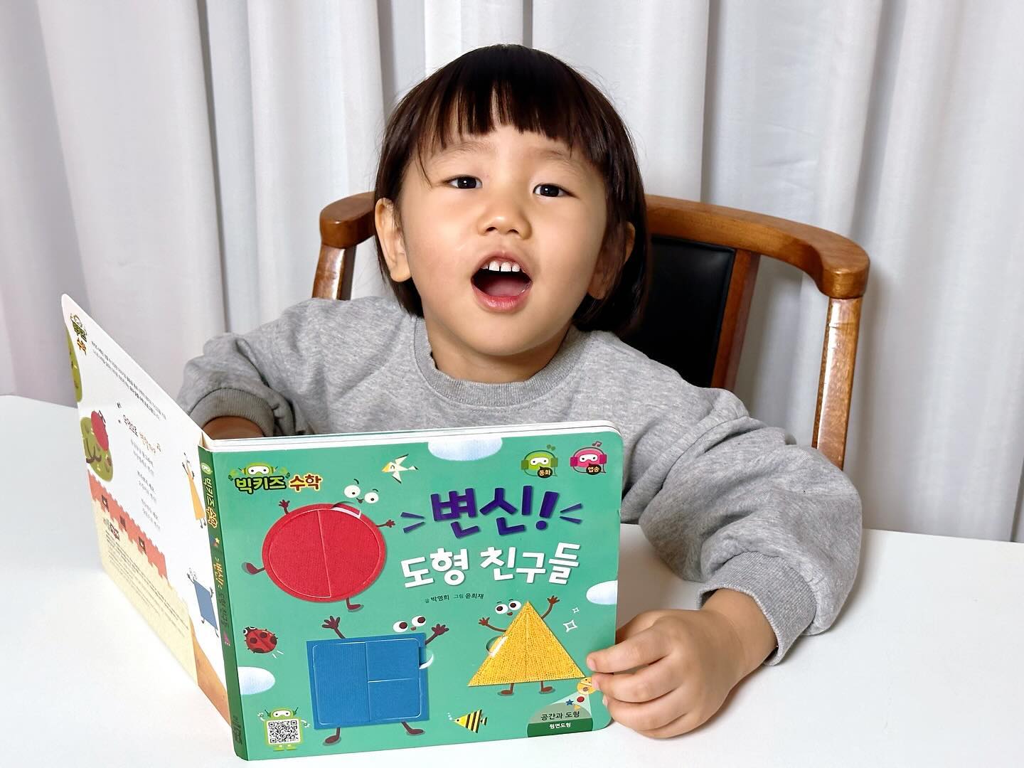 #제품협찬 #빅키즈맘15기

쭈니는 요즘 빅키즈수학과 함께
매일 즐겁게 수학공부 중❤️
바나펜으로 콕! 누르면 풍성한 스토리로 귀는 즐겁고
손으로 직접 조작하면서 놀다보면
시간이 훌쩍 지나버리더라고요

책마다 독후활동 가능한 워크북과 놀이활동이 포함되어있어 
독서 후에는 자연스럽게 복습까지 되는데요
40개월 쭈니 취향에 딱 맞는 스티커 붙히는 활동이 많아 
아이가 좋아하고 집중력도 최고!

리틀천재 빅키즈수학은 
생활 속 다양한 이야기 속에서 
수학적 재미와 자신감을 키워주고 있는데요 
빅키즈수학 워크북과 함께 개념 확장까지!
우리 아이 수학 홈스쿨링 자연스럽고 재미있게 빅키즈시리즈와 함께 해요💛

little_chunjae 

#빅키즈수학#유아전집#홈스쿨링#수학그림책#아동전집#유아홈스쿨링#리틀천재#천재교육